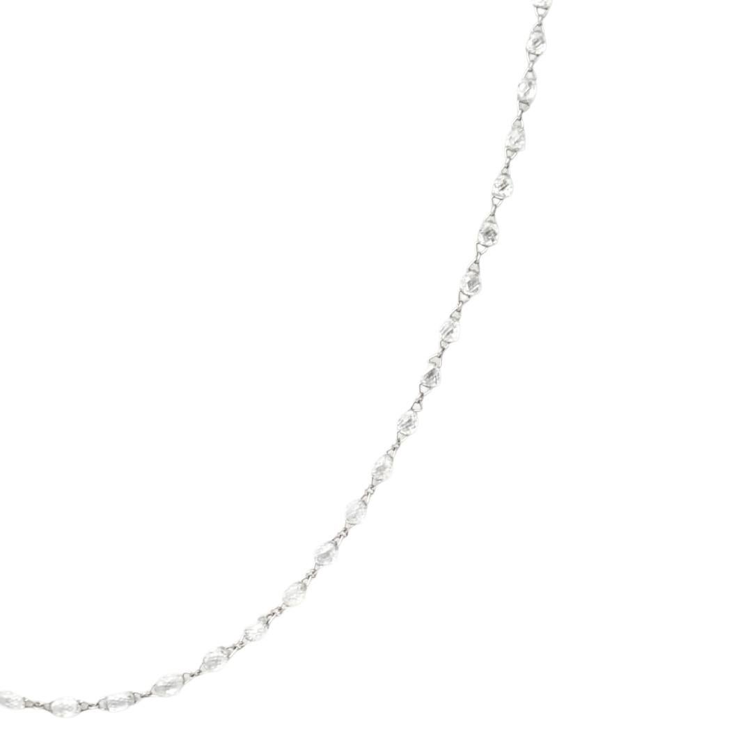 Un essentiel raffiné avec un éclat sans effort. Ce délicat collier en or blanc 18 carats présente des perles de diamant blanc facetté enveloppées à la main dans un fil d'or blanc 18 carats et espacées gracieusement le long de la chaîne, créant un