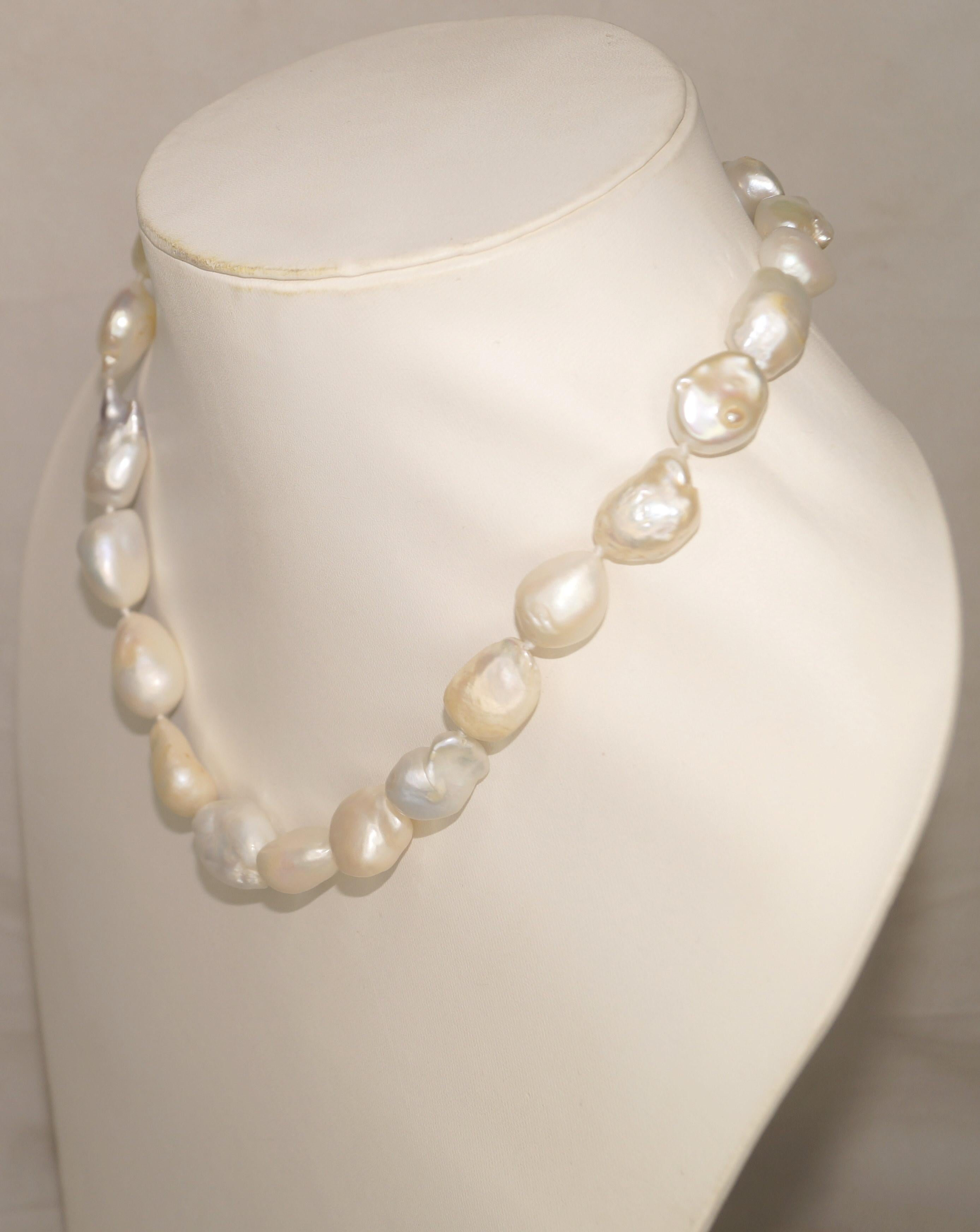 Details:
: 14k Yellow Gold Lock Freshwater baroque pearl beads

: Item no- KM82/300

:Pearl Size: 16mmx23mm (Approx.)

:Necklace length: 20