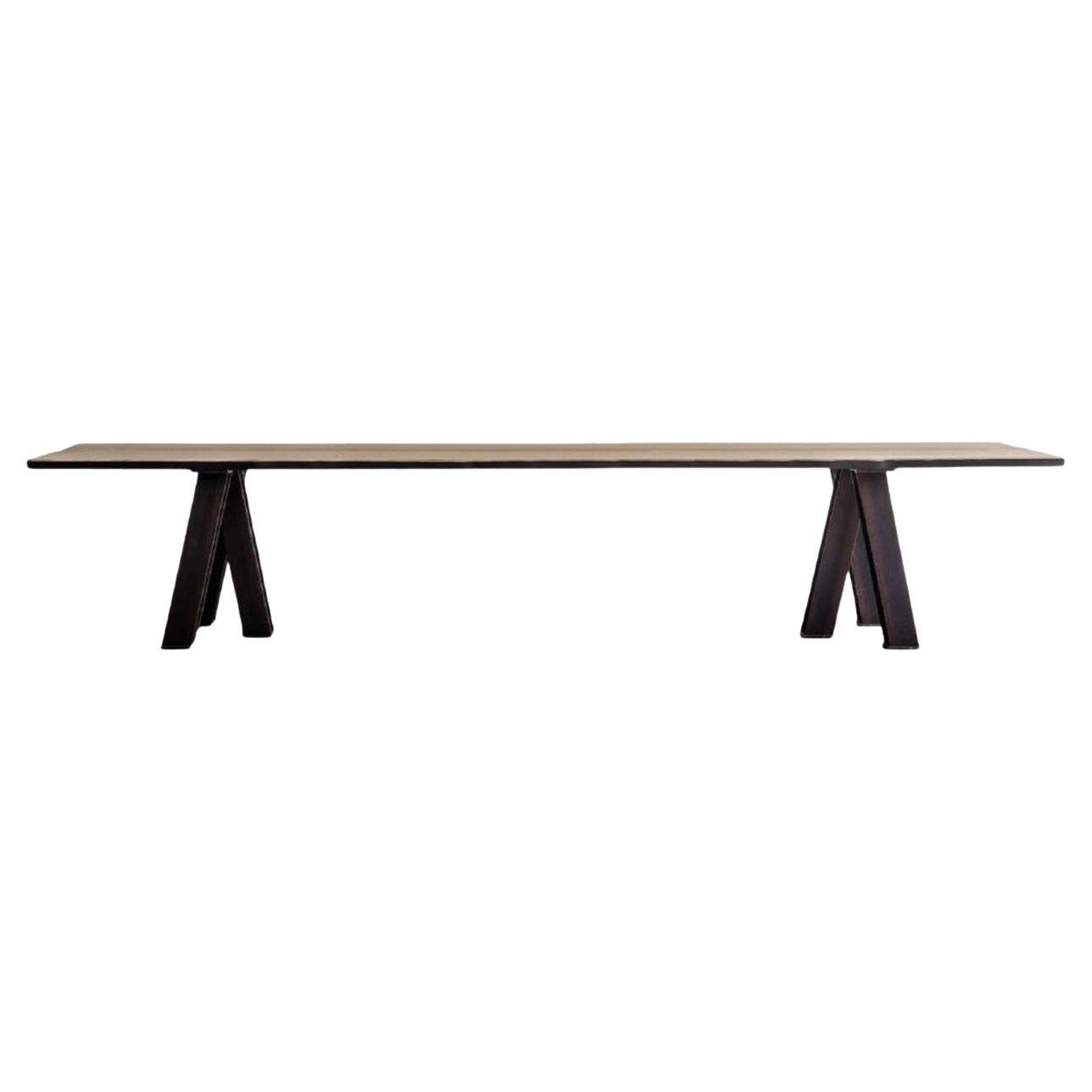 Cette table de salle à manger est fabriquée en chêne brut massif sur des pieds en acier.
La partie supérieure (environ 4 cm) a des bords d'aubier noircis, faits à partir des côtés du chêne. Table sur mesure, où presque toutes les dimensions sont
