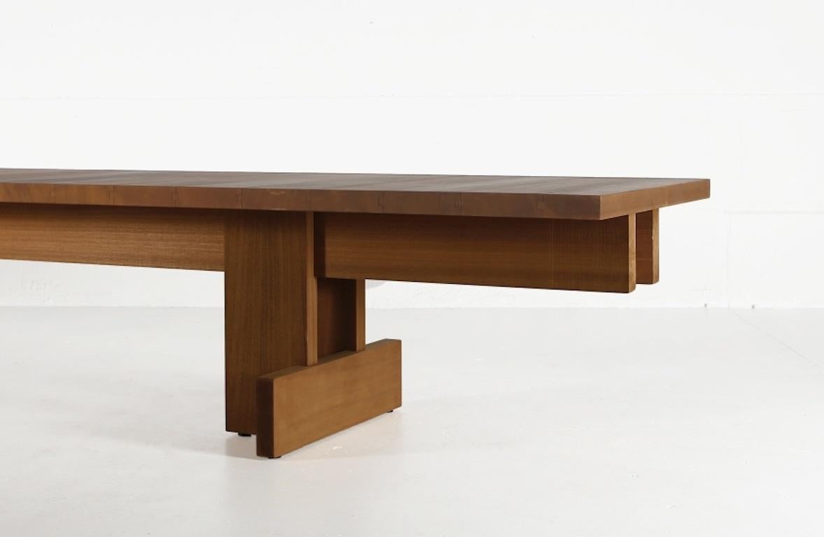 L'allure impressionnante de cette table de style brutaliste fabriquée en Belgique charme par sa simplicité pure et ses bords nets, laissant la place à l'appréciation de l'aspect solide et naturel du bois d'Ayous africain. Le plateau a une épaisseur