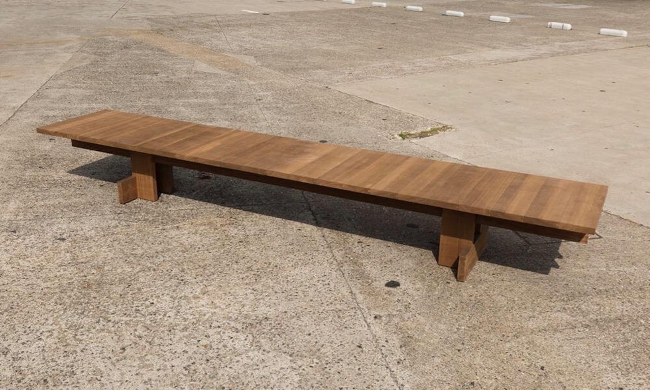 Table de salle à manger en bois brutaliste d'intérieur/extérieur de 16'-5