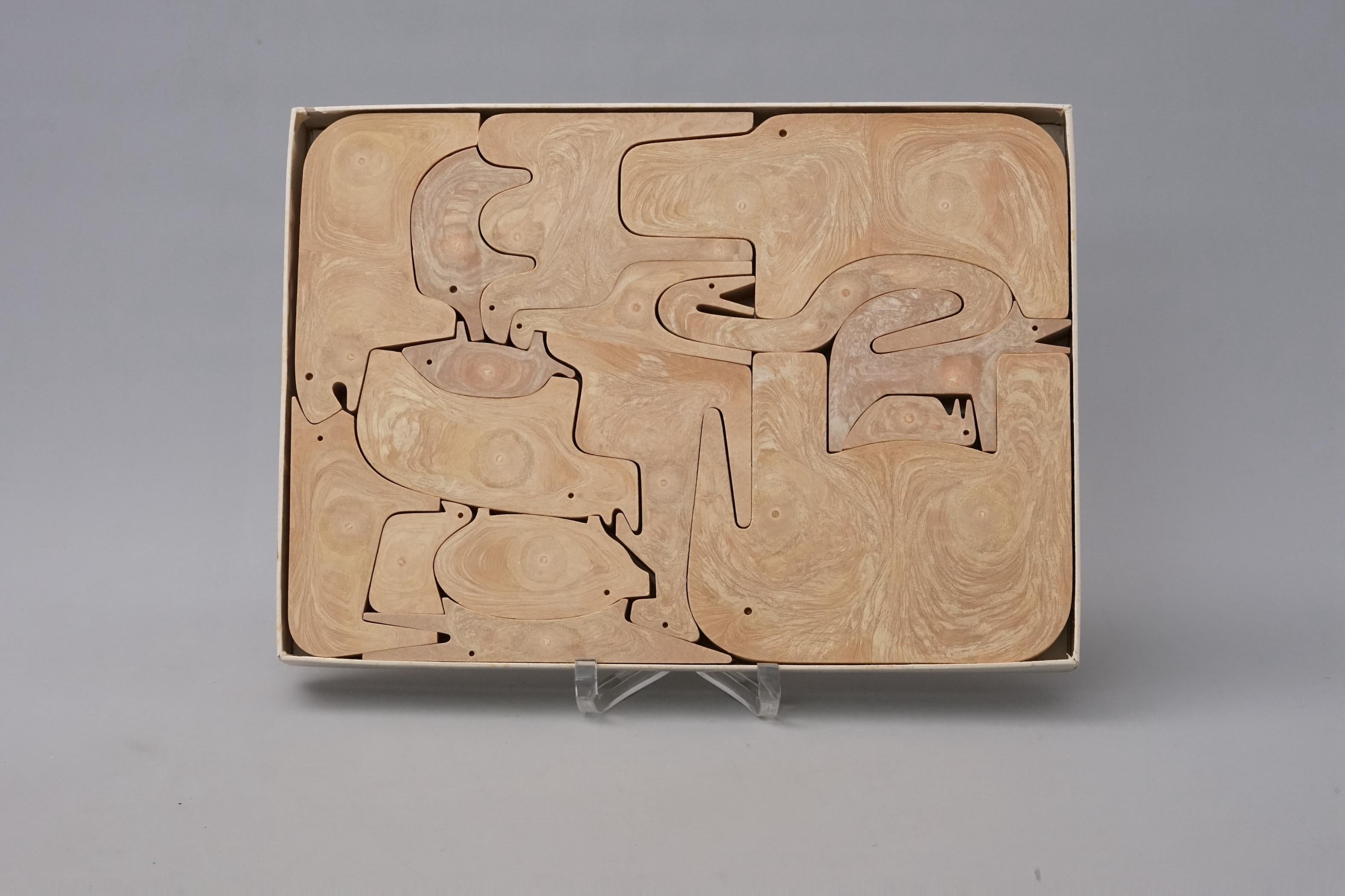 Enzo Mari (1932-202) è stato un designer e artista italiano. Il puzzle Animali, che nel corso degli anni è diventato un classico del design, è stato progettato intorno al 1957. Il puzzle qui offerto risale al 1972 circa ed è realizzato in plastica