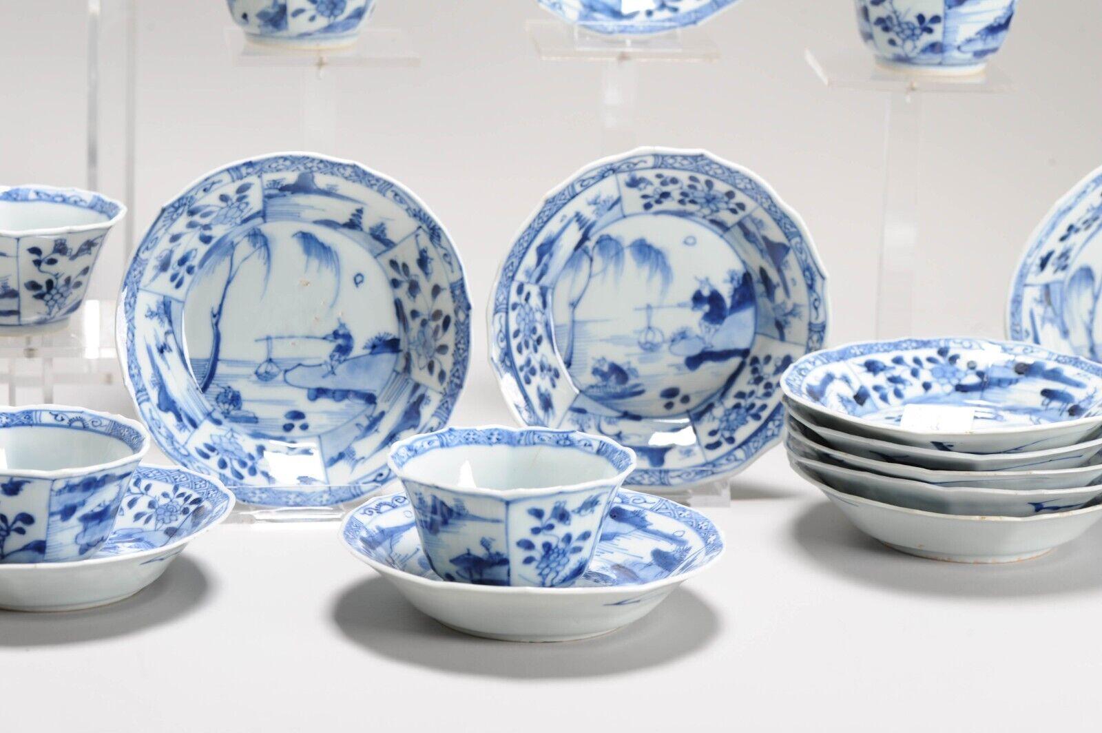 Comparto contigo esta fantástica e inusualmente grande tetera en azul y blanco, toda ella de forma moldeada.

Dieciséis tazas y platillos de porcelana azul y blanca, más un plato extra
Todas representan a pescadores en un paisaje acuático rodeado de