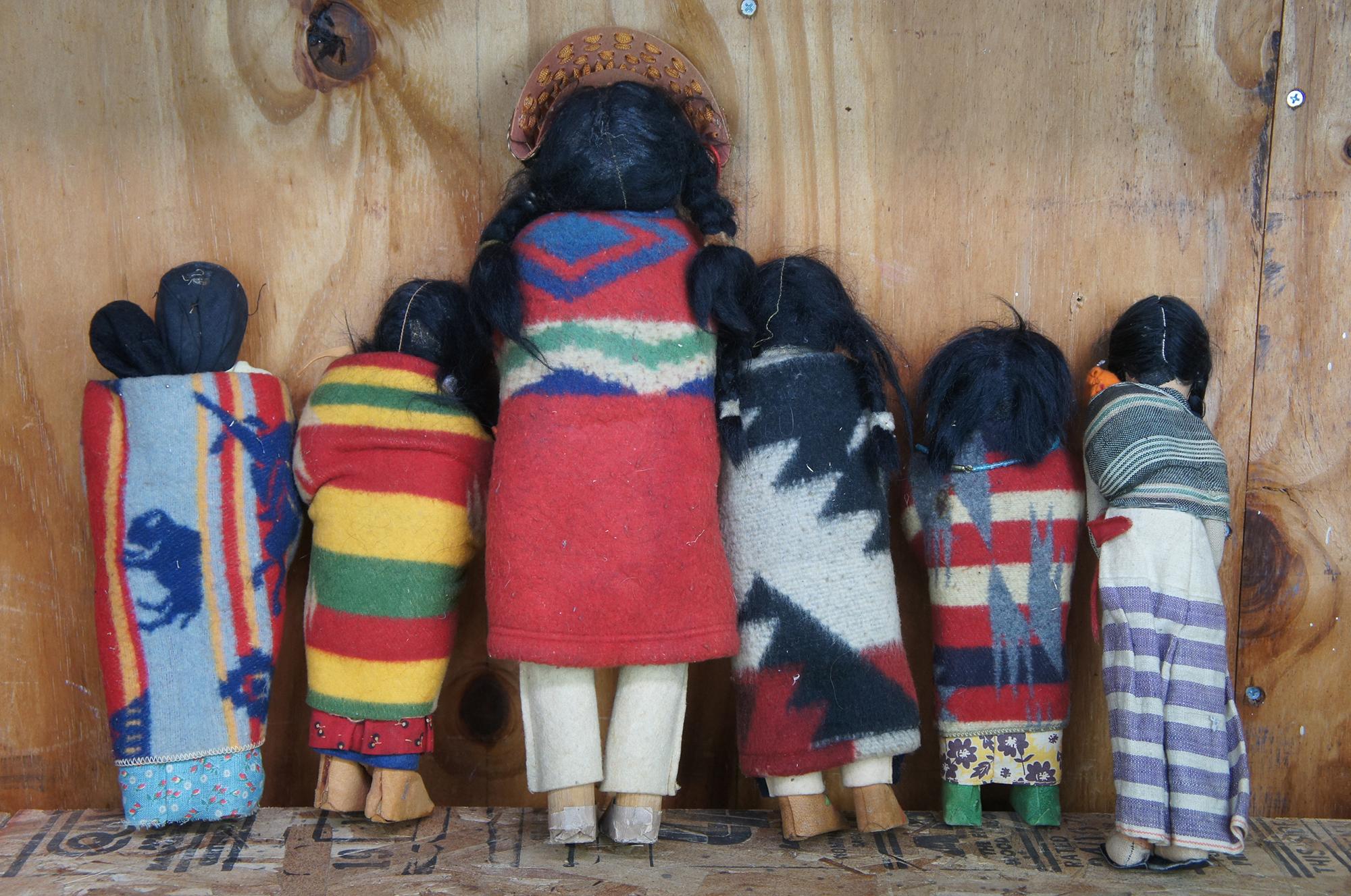 Amérindien 16 poupées amérindiennes Skookum Bully Good Indian Dolls Papoose Tribal en laine ancienne  en vente
