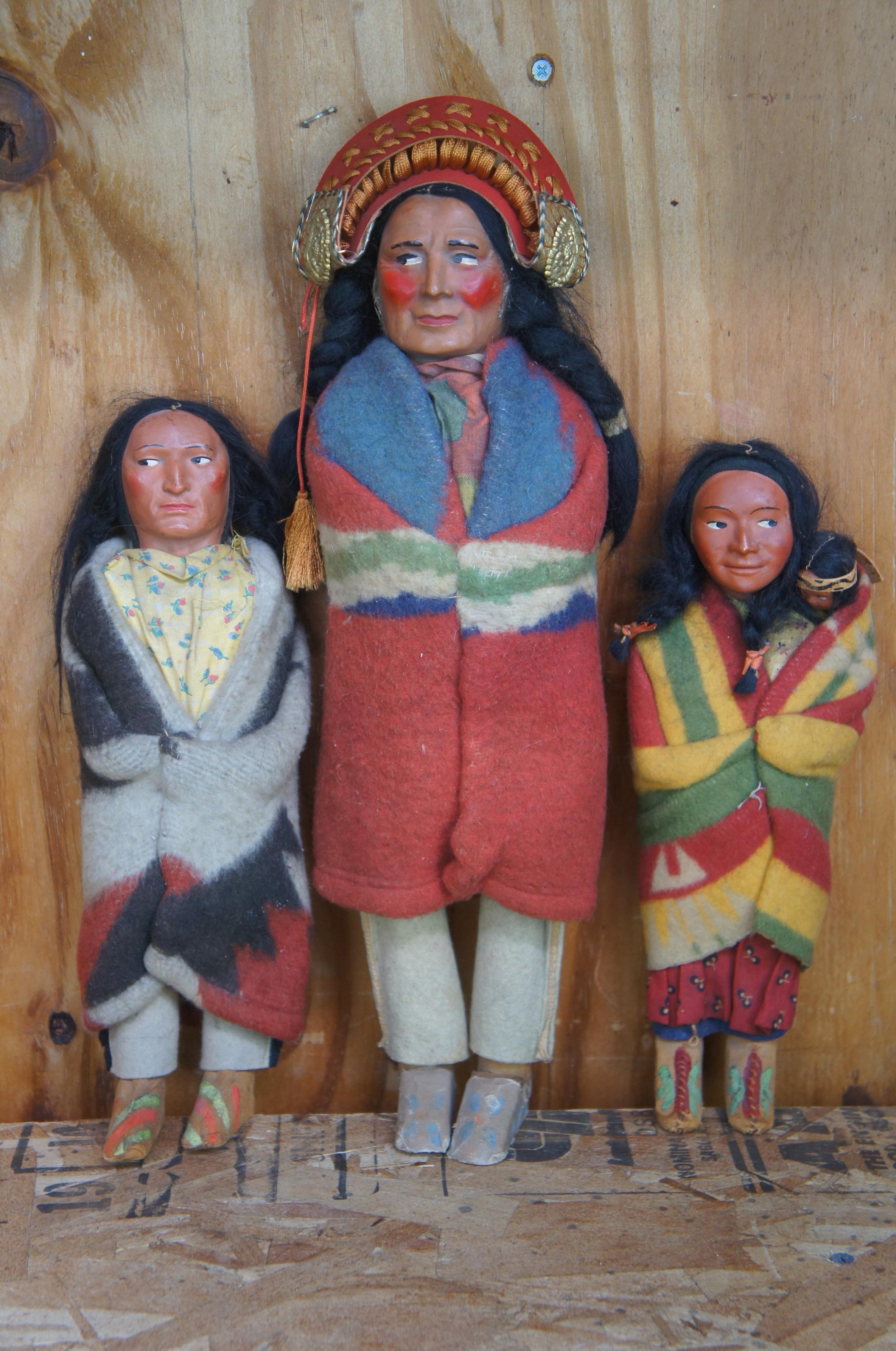20ième siècle 16 poupées amérindiennes Skookum Bully Good Indian Dolls Papoose Tribal en laine ancienne  en vente