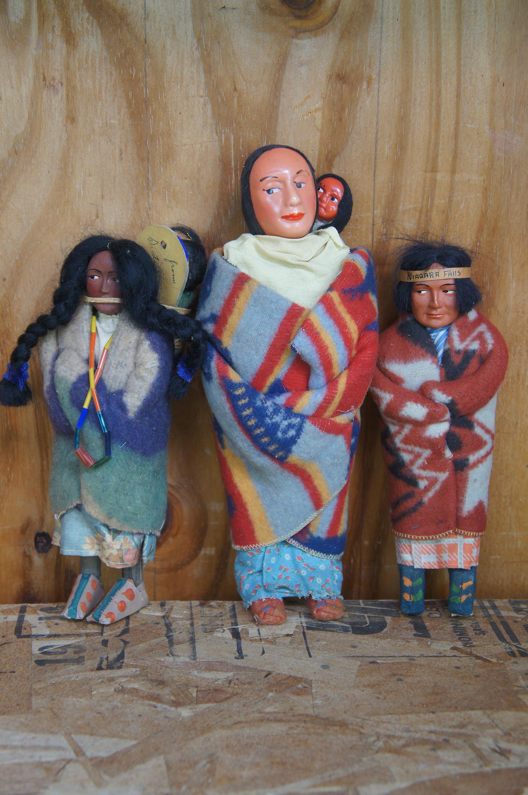 Laine 16 poupées amérindiennes Skookum Bully Good Indian Dolls Papoose Tribal en laine ancienne  en vente