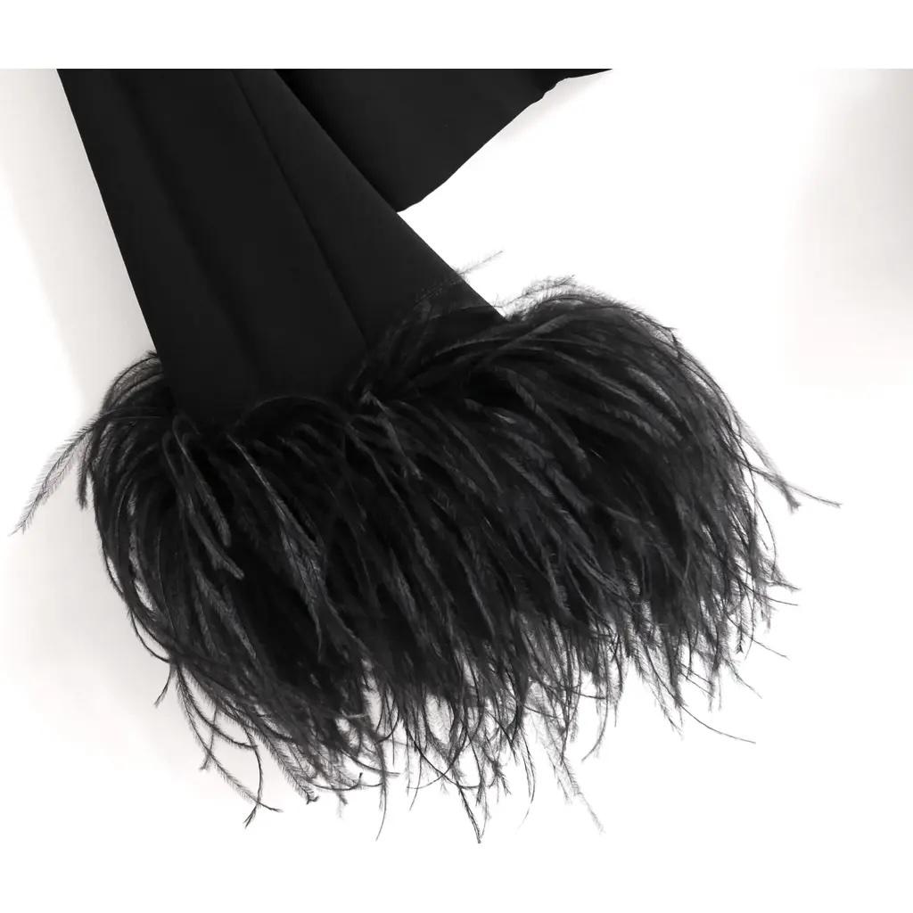 Top flirty chic 16Arlington Michelle impreziosito da piume. Comprato per £595 e non indossato. Realizzato in morbido crêpe di poliestere nero con polsini di piume, colletto a punta esagerato e zip sul retro. Foderato in raso. Taglia UK8. Misura
