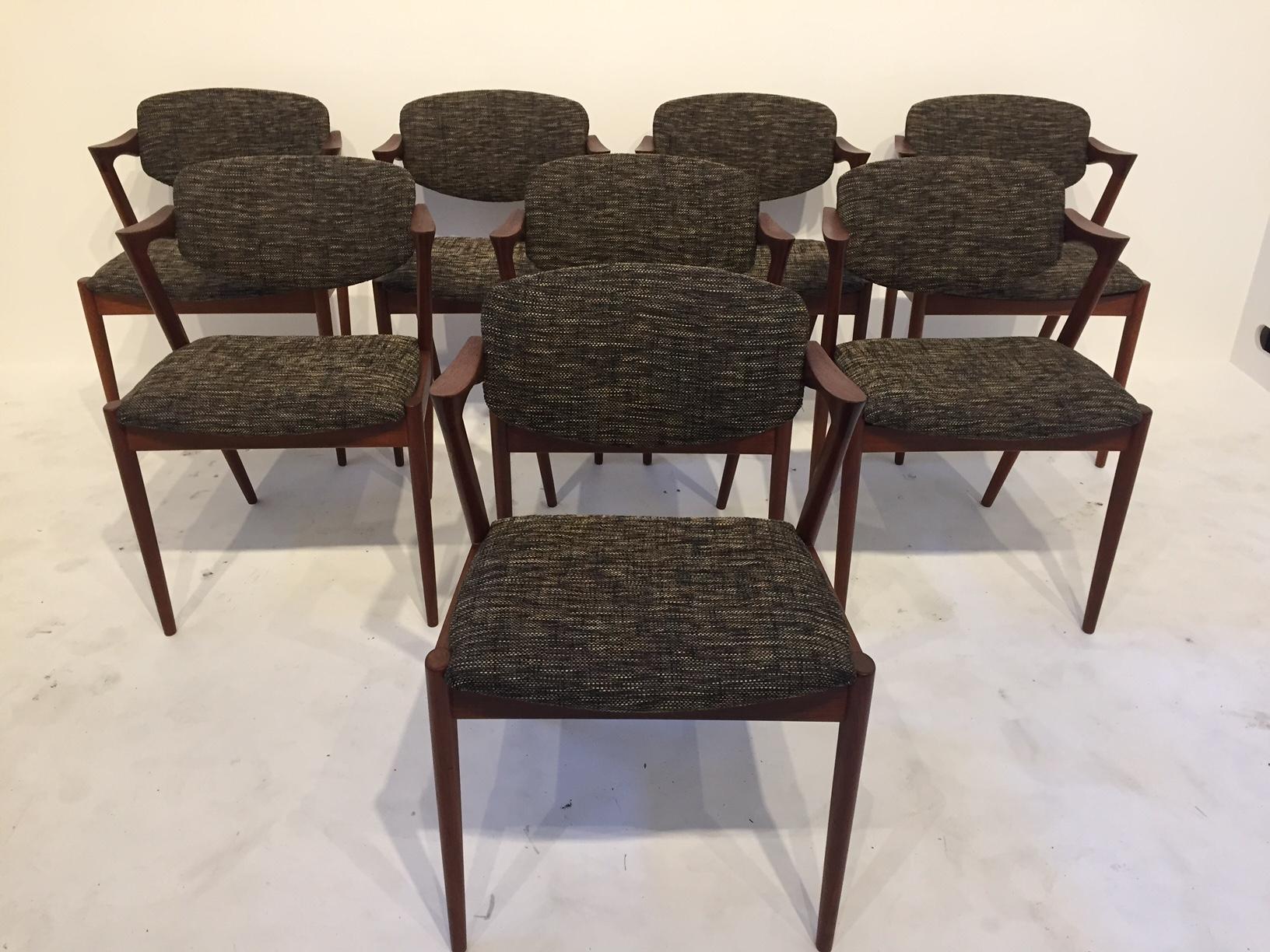 Set of 16 armchairs in teak model 42, manufactured by Schou Andersen Mobelfabrik.
Recently reupholstered.
Back with tilt function.