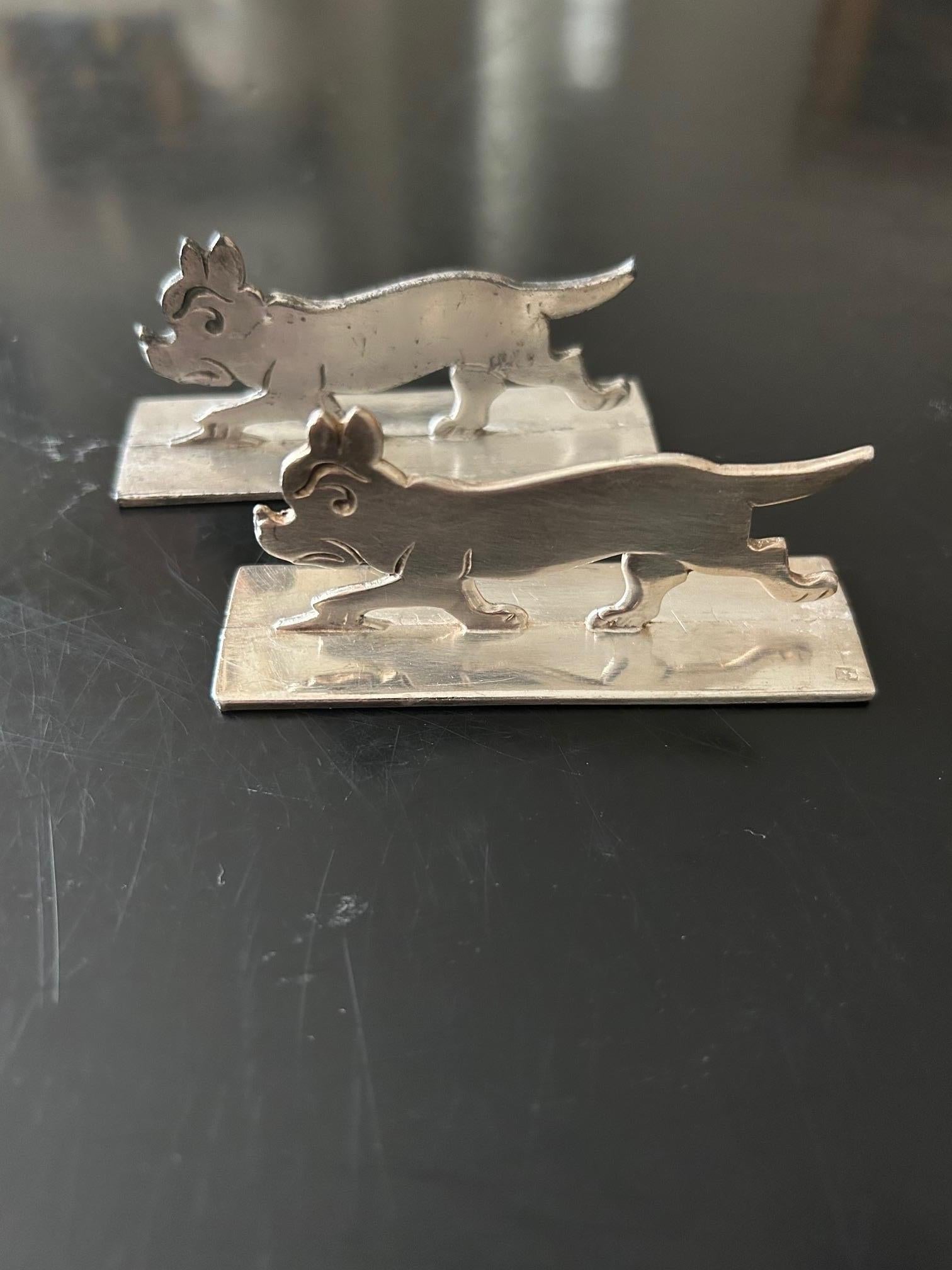 gran juego de apoyacuchillos con formas de animales estilizados de los años 1920/1930
cada pieza está estampada
