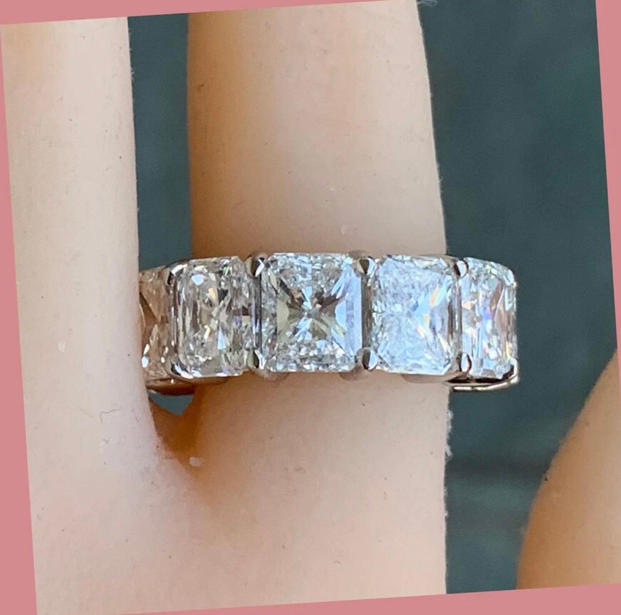 Anello di eternità con diamante radiante da 16 carati circa, Ben Dannie

prodotto su ordinazione in circa 3 settimane, non si accettano resi