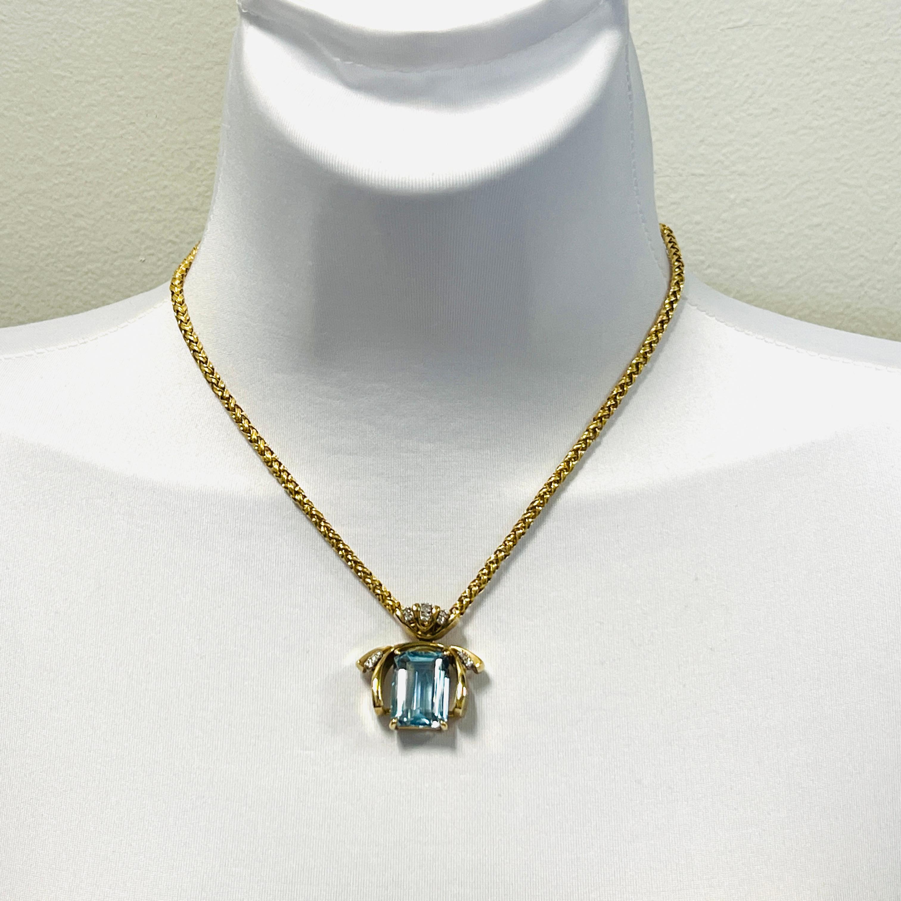 Splendida acquamarina taglio smeraldo da 16 carati con diamanti bianchi rotondi di buona qualità da 0,40 carati.  Realizzato a mano in oro giallo 14 carati.  La lunghezza è di 15