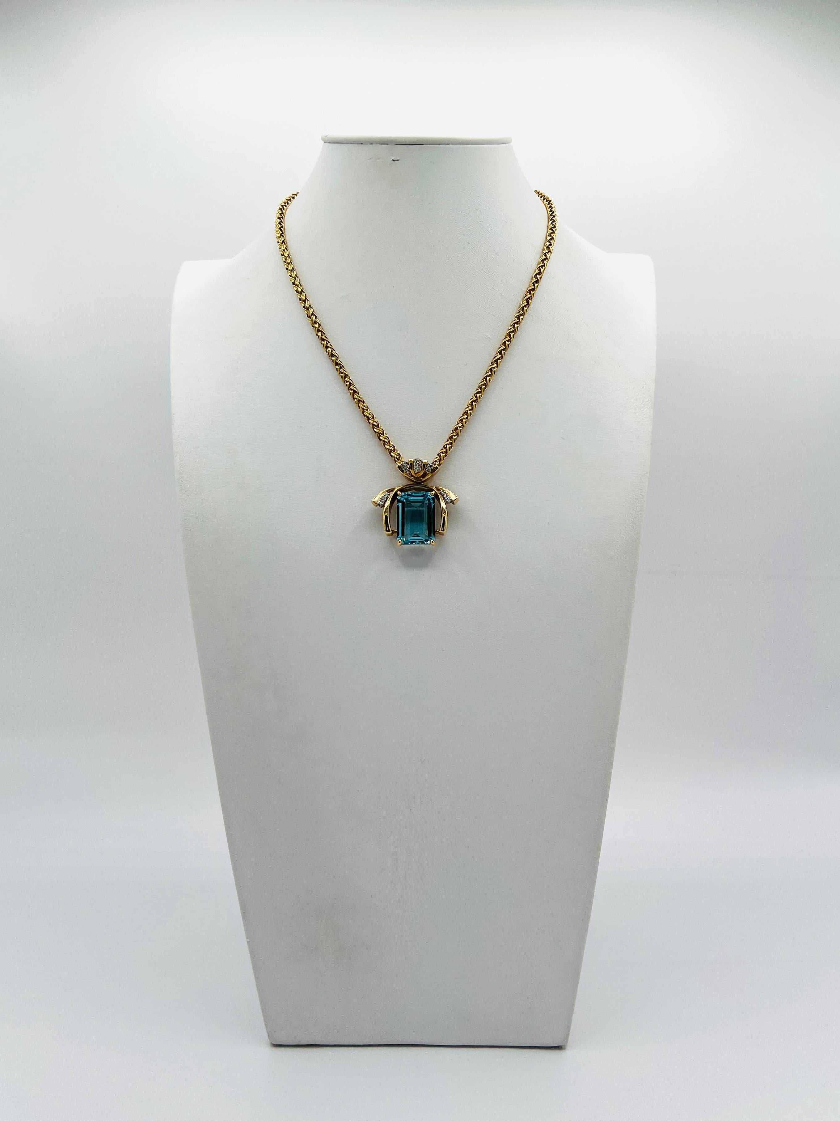 Collana con acquamarina taglio smeraldo e diamanti bianchi da 16 carati in oro giallo 14K In condizioni Nuovo in vendita a Los Angeles, CA