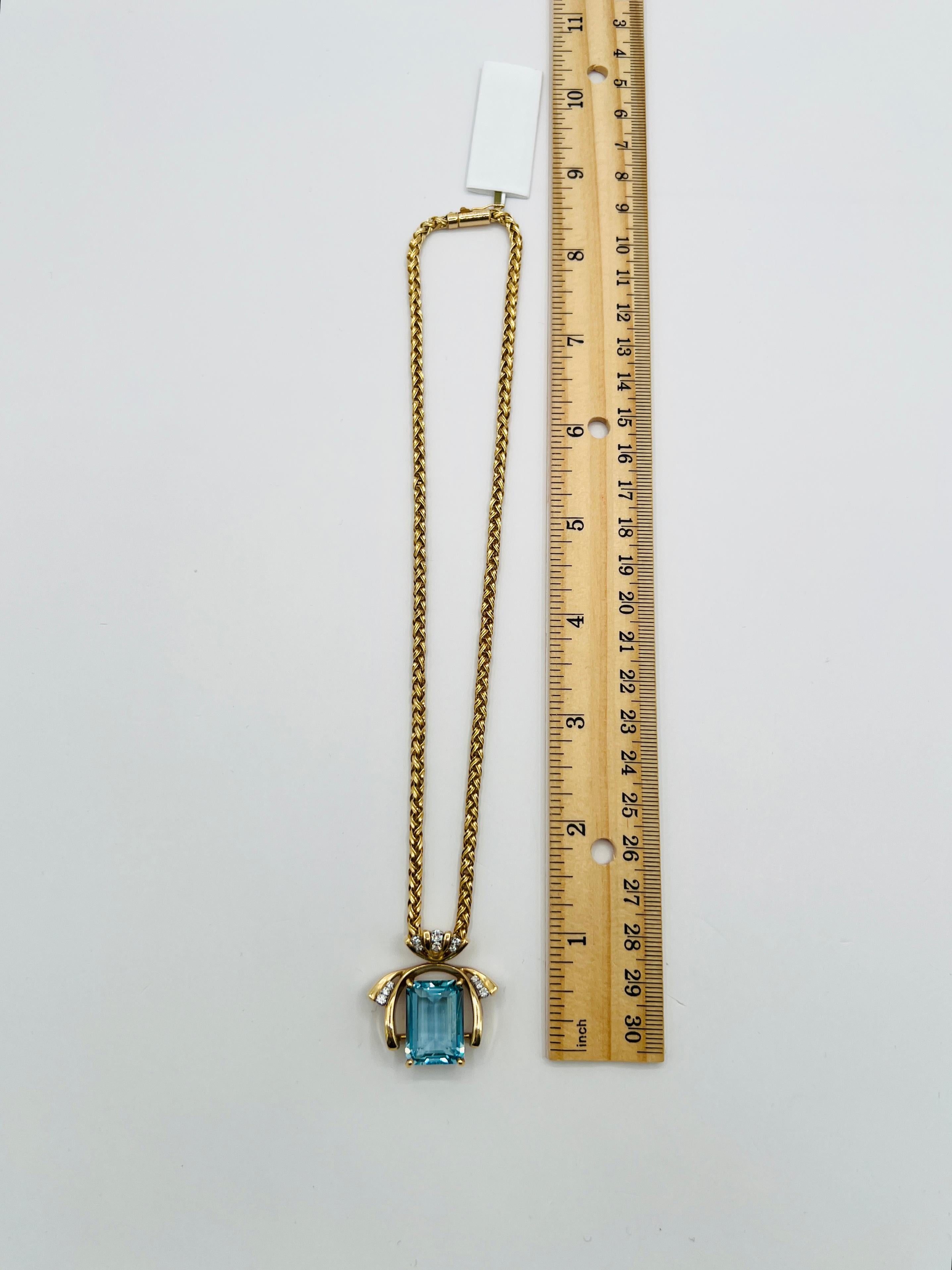 Collana con acquamarina taglio smeraldo e diamanti bianchi da 16 carati in oro giallo 14K in vendita 1