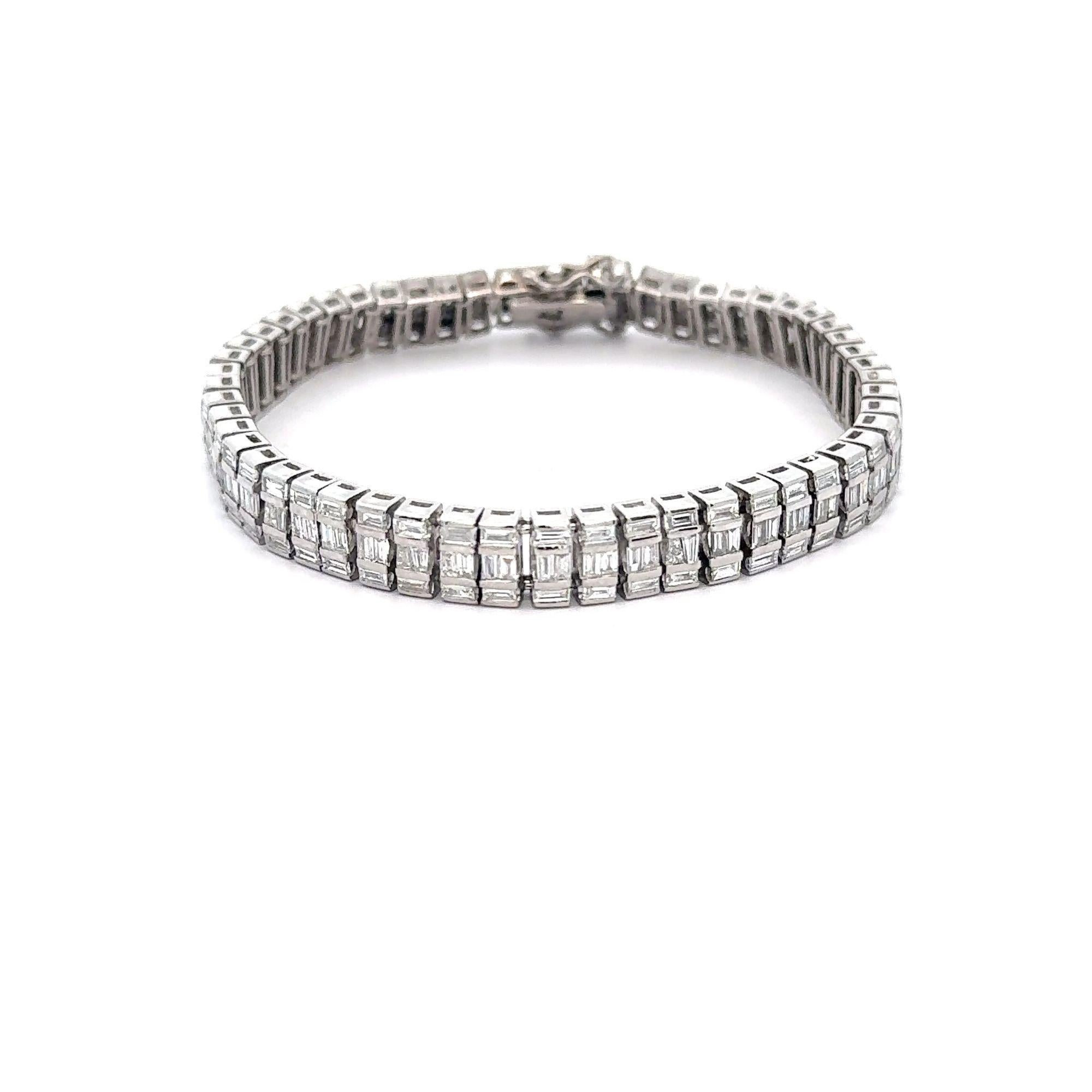 Bracelet à plusieurs maillons en or blanc 18 carats avec diamants taille baguette de 16 carats en vente 4