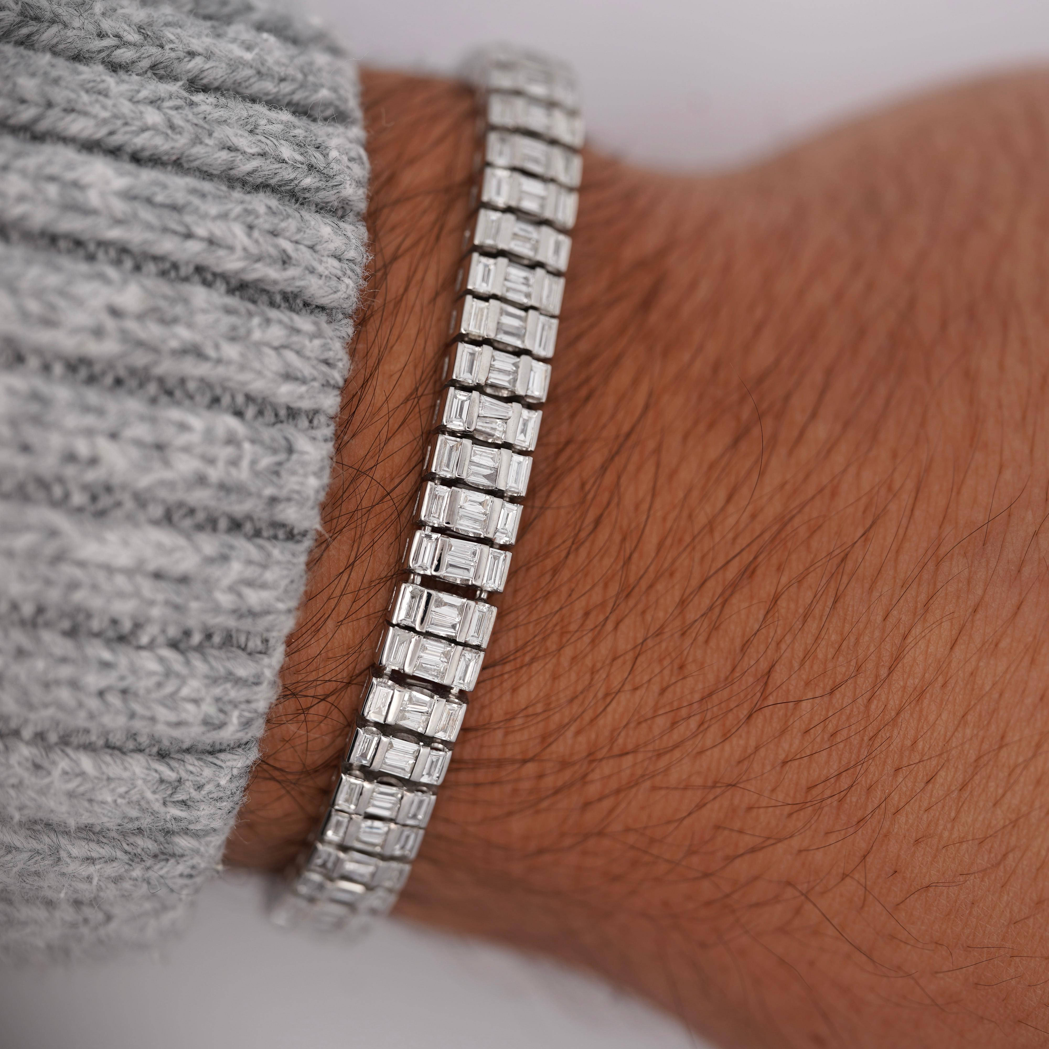 16 Carat Total Baguette Cut Natural Diamonds Bracelet multi-brides en or blanc 18K Fermeture en boîte. 

Détails :
Type d'article : Bracelet à maillons multiples
Métal : Or blanc 18K
Taille : 7 pouces de long, 7,1 mm de large
Poids : 30.8