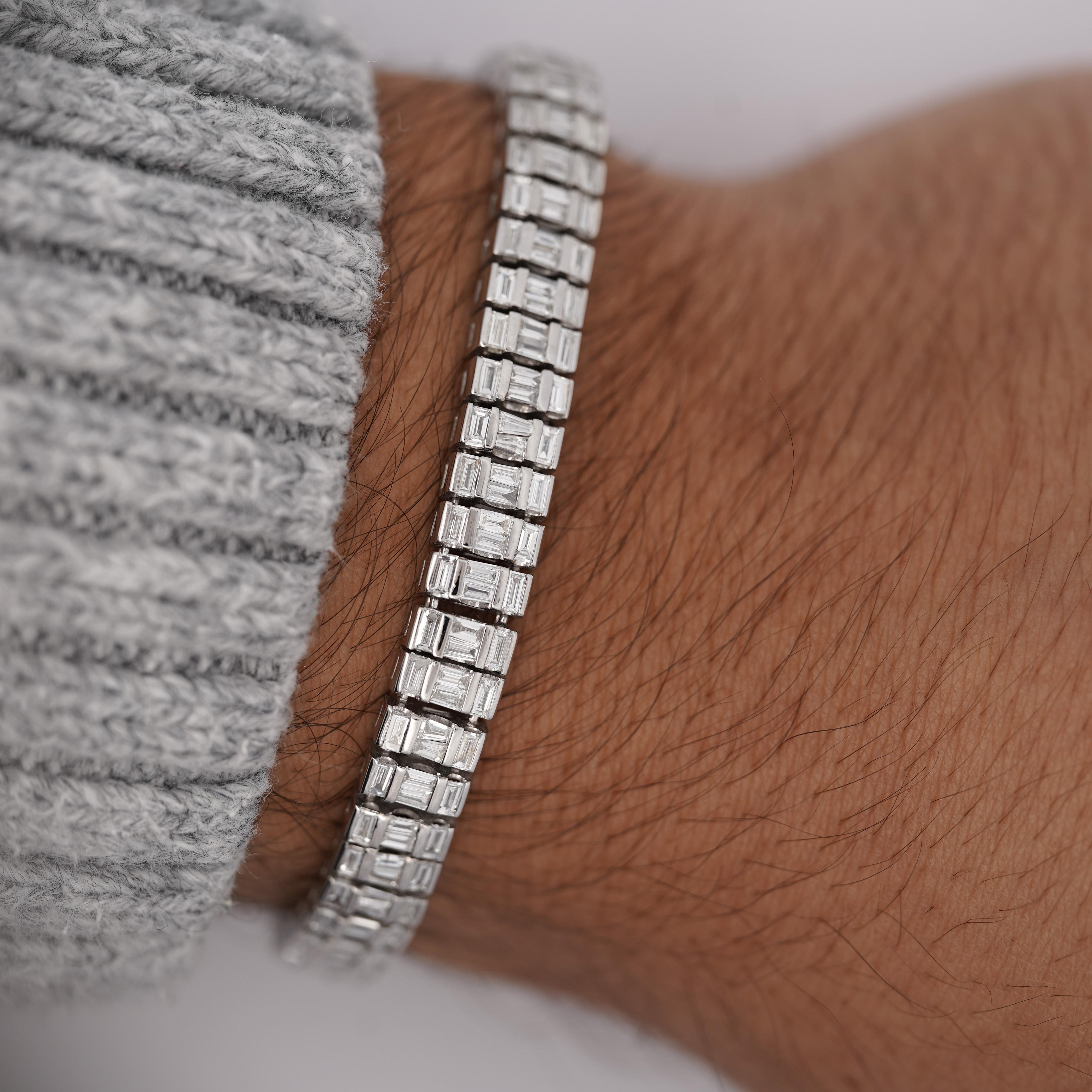 16 Carat Total Baguette Cut Natural Diamonds Bracelet multi-brides en or blanc 18K Fermeture en boîte. 

Détails :
Type d'article : Bracelet à maillons multiples
Métal : Or blanc 18K
Taille : 7 pouces de long, 7,1 mm de large
Poids : 30.8