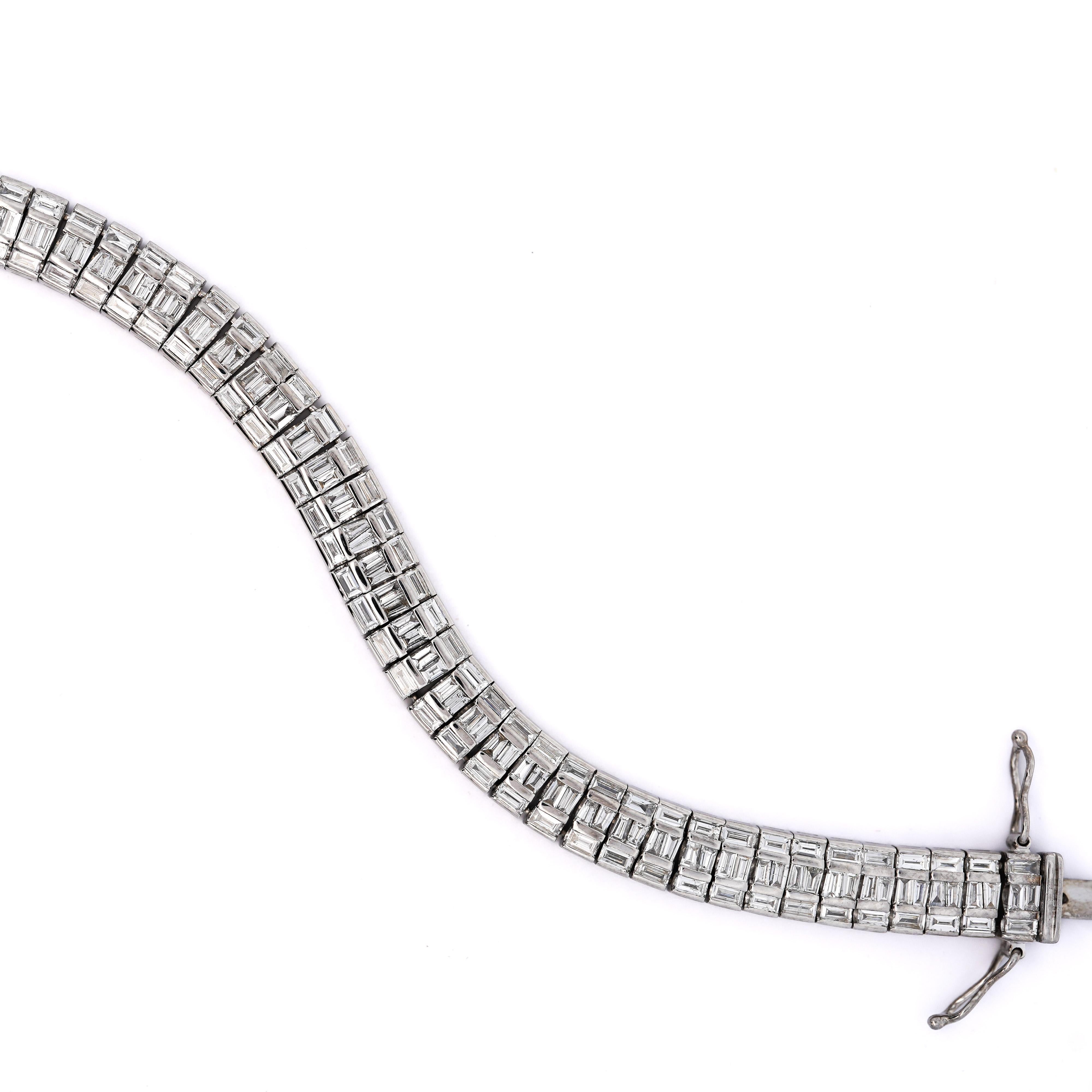 Contemporain Bracelet à plusieurs maillons en or blanc 18 carats avec diamants taille baguette de 16 carats en vente
