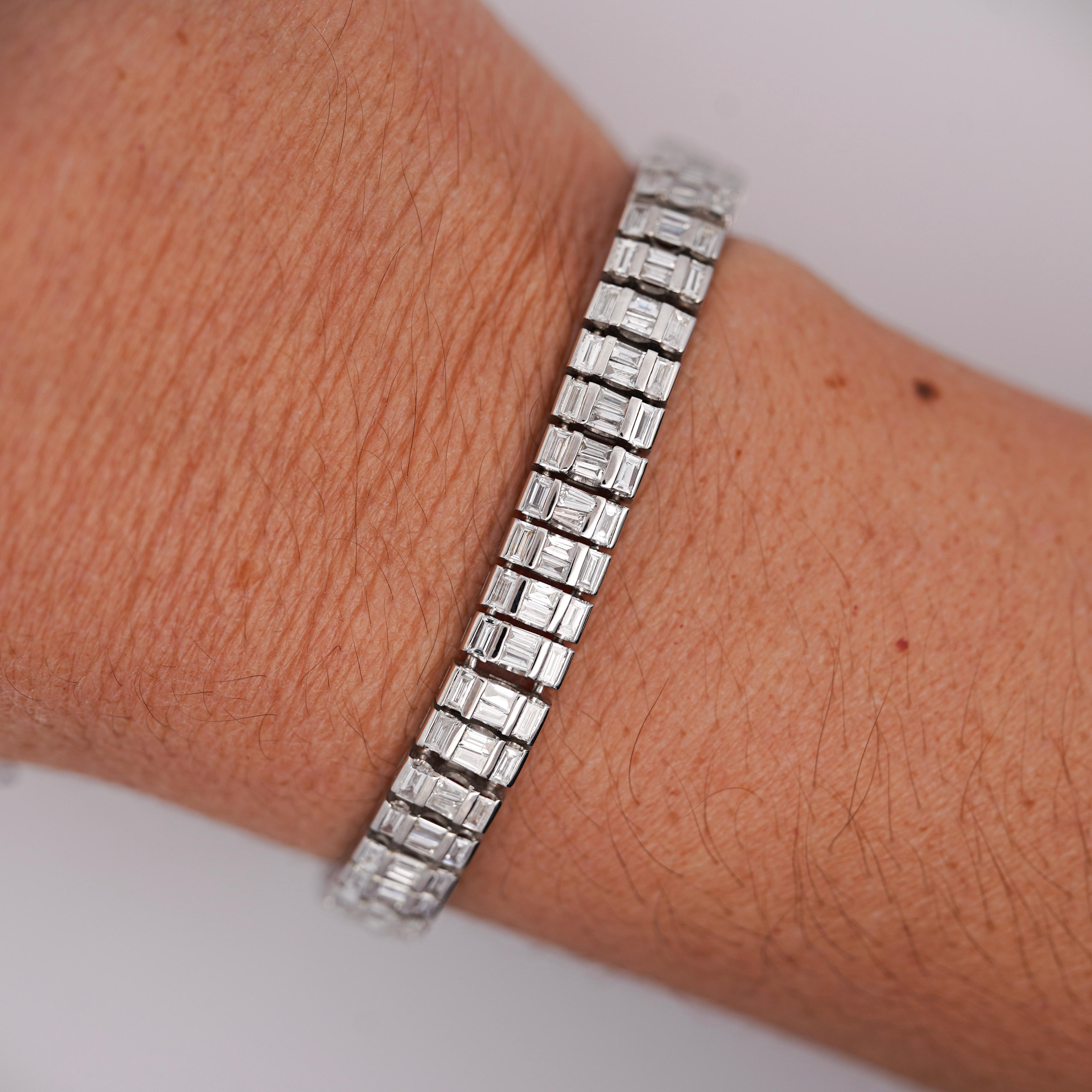 Bracelet à plusieurs maillons en or blanc 18 carats avec diamants taille baguette de 16 carats en vente 1