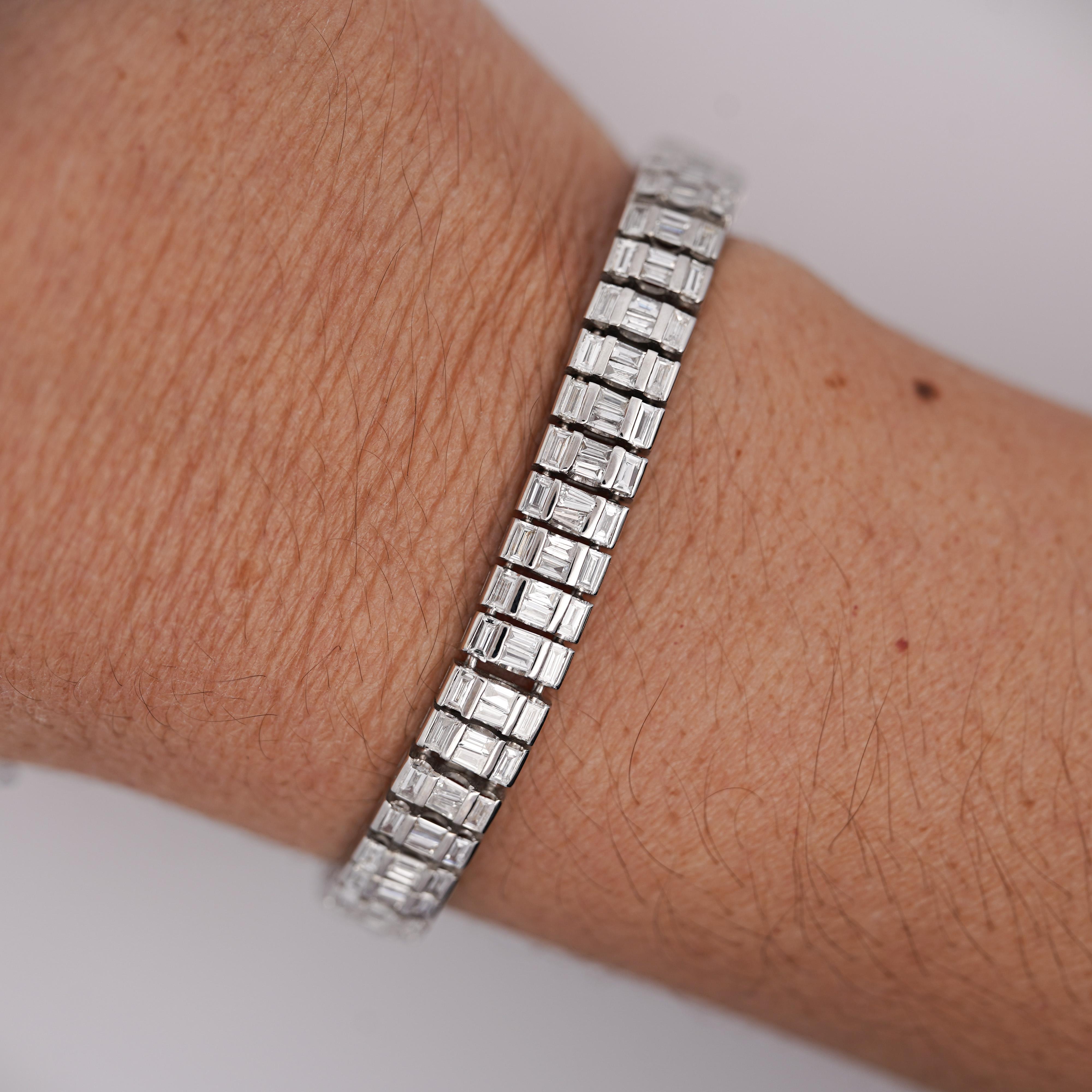 Bracelet à plusieurs maillons en or blanc 18 carats avec diamants taille baguette de 16 carats en vente 1