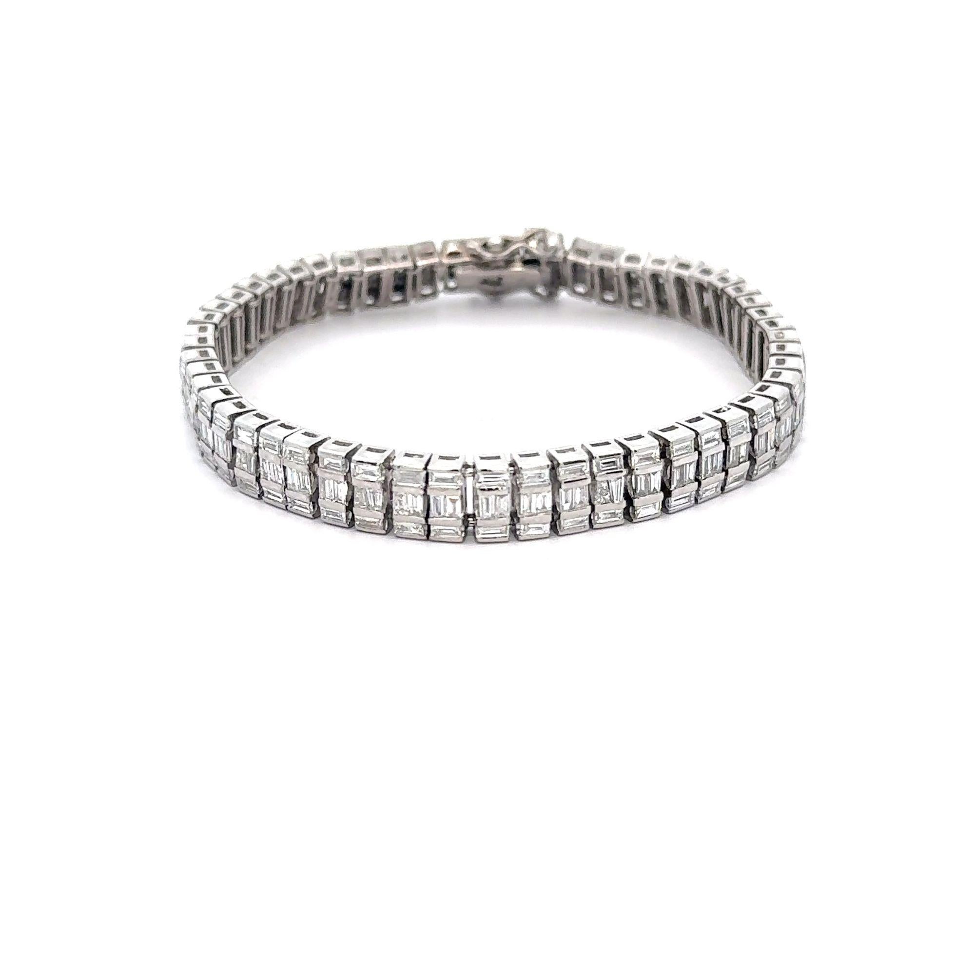 Bracelet à plusieurs maillons en or blanc 18 carats avec diamants taille baguette de 16 carats en vente 2