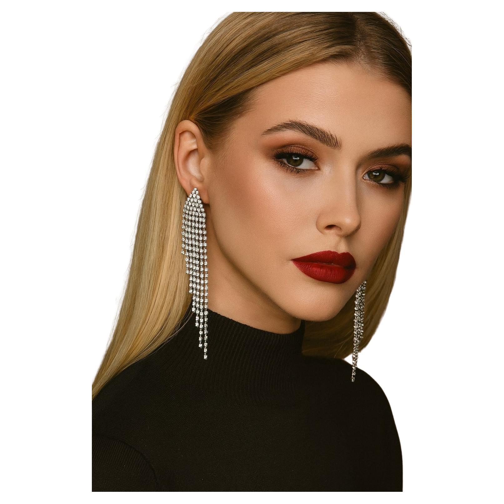 Round Cut 16 Carat Chandelier 18K White Gold Diamond Drop Earrings For Sale