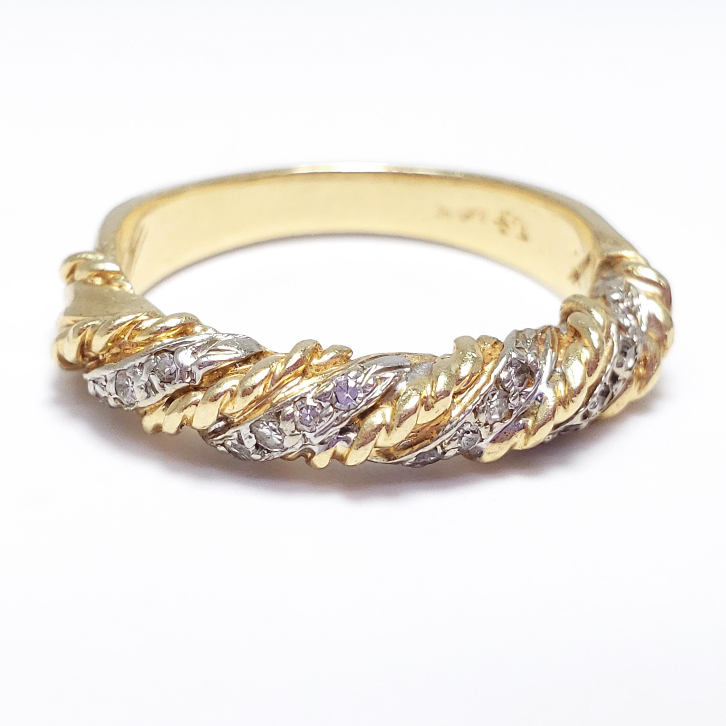 Ein ausgefallener Ring mit einer Verflechtung von 14K Gold und Platin auf der Vorderseite. Jede der 4 Platinreihen ist mit 4 Diamanten von 0,01 Karat besetzt, so dass sich insgesamt 16 Diamanten von 0,16 Karat ergeben. 14K und 