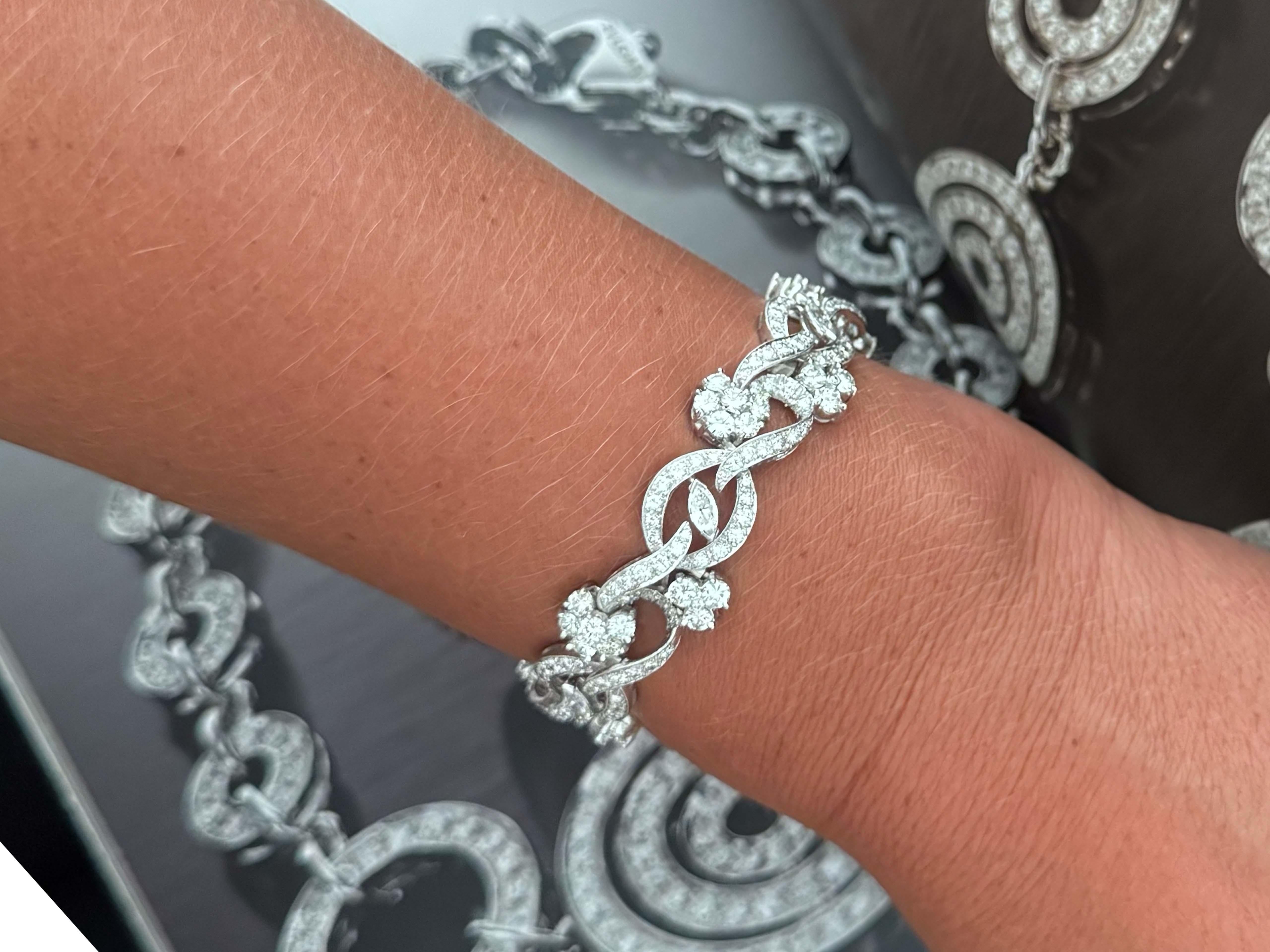 Especificaciones de la pulsera:

Metal: Platino

Cantidad de diamantes: 252 diamantes talla brillante redonda y 7 marquesa

Peso en quilates del diamante: 0,599

Color del diamante: F-G

Claridad del diamante: VVS1-VVS2

Longitud de la pulsera: ~7