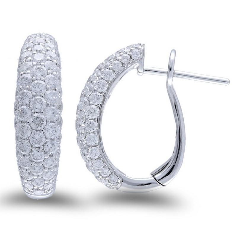 Karatgewicht der Diamanten: Diese atemberaubenden Reif-Ohrringe sind mit insgesamt 1,6 Karat Diamanten verziert. Das Design zeichnet sich durch eine Reihe von 130 exzellenten runden Diamanten aus, die ihr exquisites Funkeln und ihren Charme noch