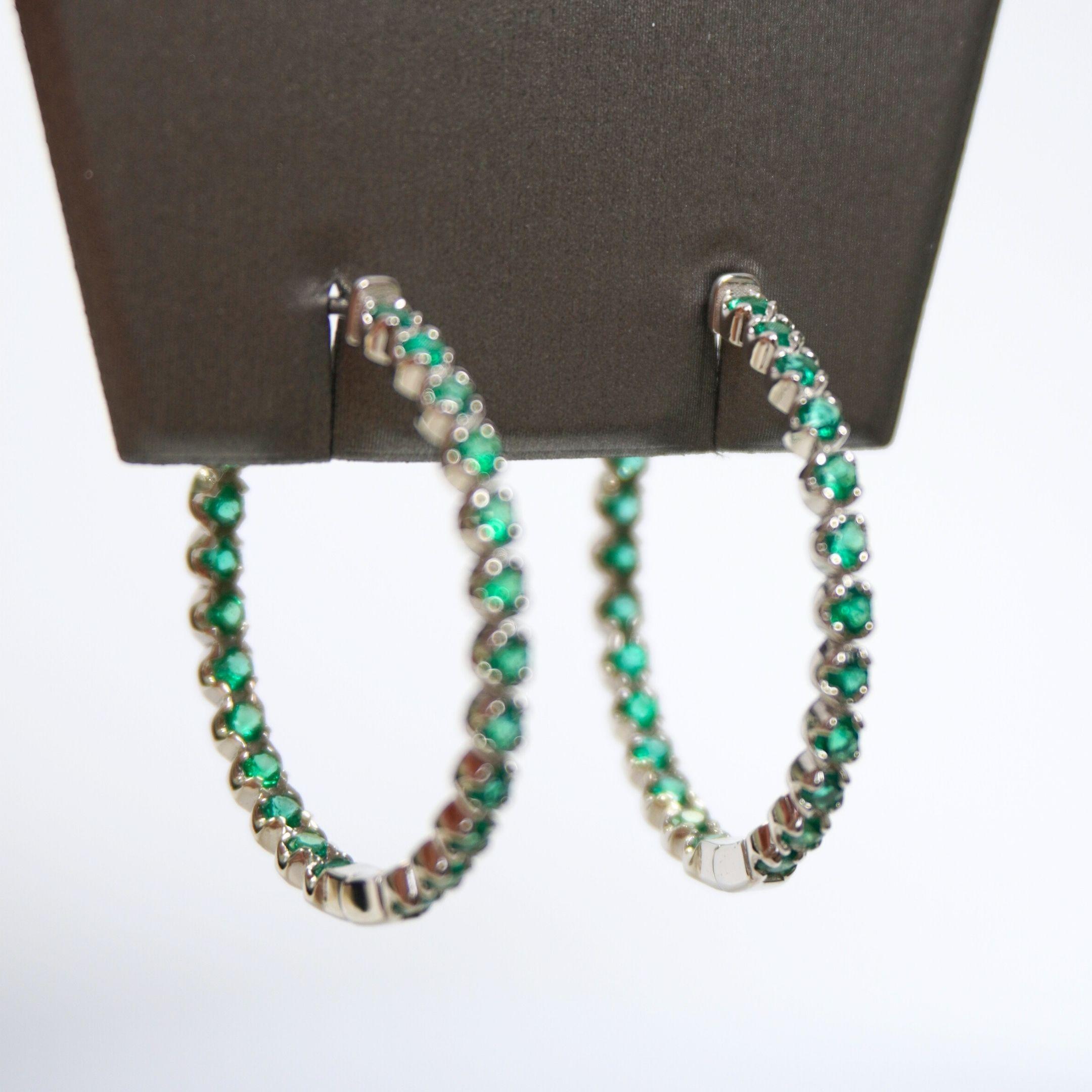 1.6 Carat Emerald Hoop Earrings In New Condition For Sale In New York, NY