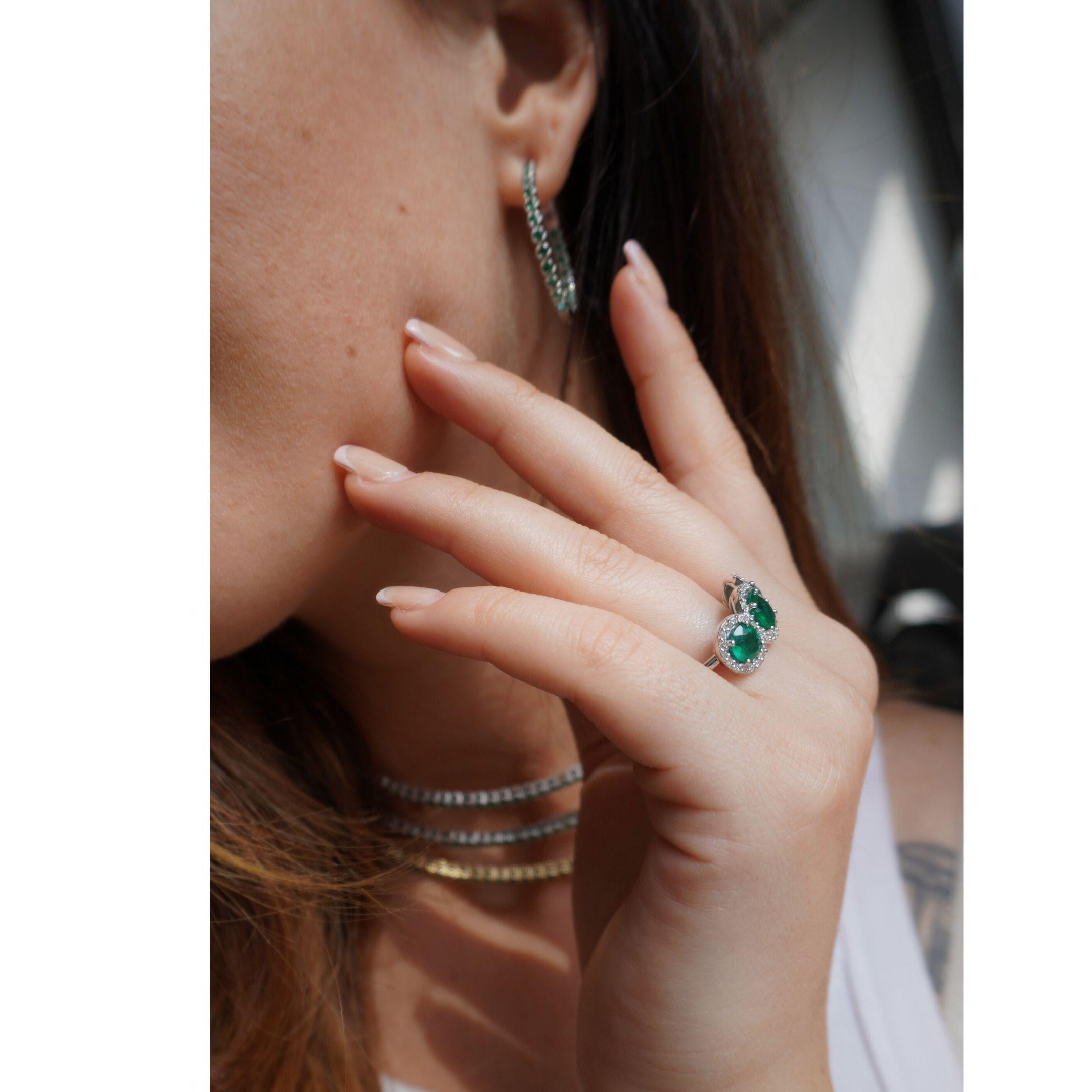 1.6 Carat Emerald Hoop Earrings For Sale 1