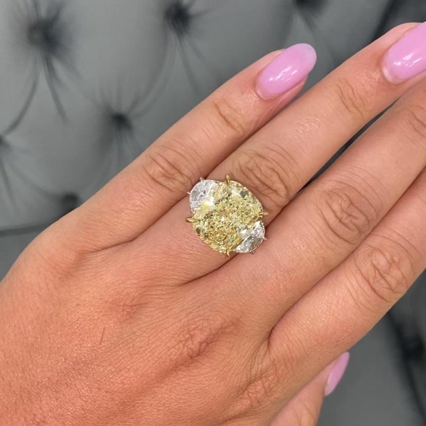 Wir präsentieren einen außergewöhnlichen 16,22 Karat gelben Fancy-Diamanten-Verlobungsring mit drei Steinen, der einen länglichen Kissenschliff mit lupenreiner Reinheit und GIA-Zertifizierung aufweist. Dieser prächtige gelbe Diamant, der für seine