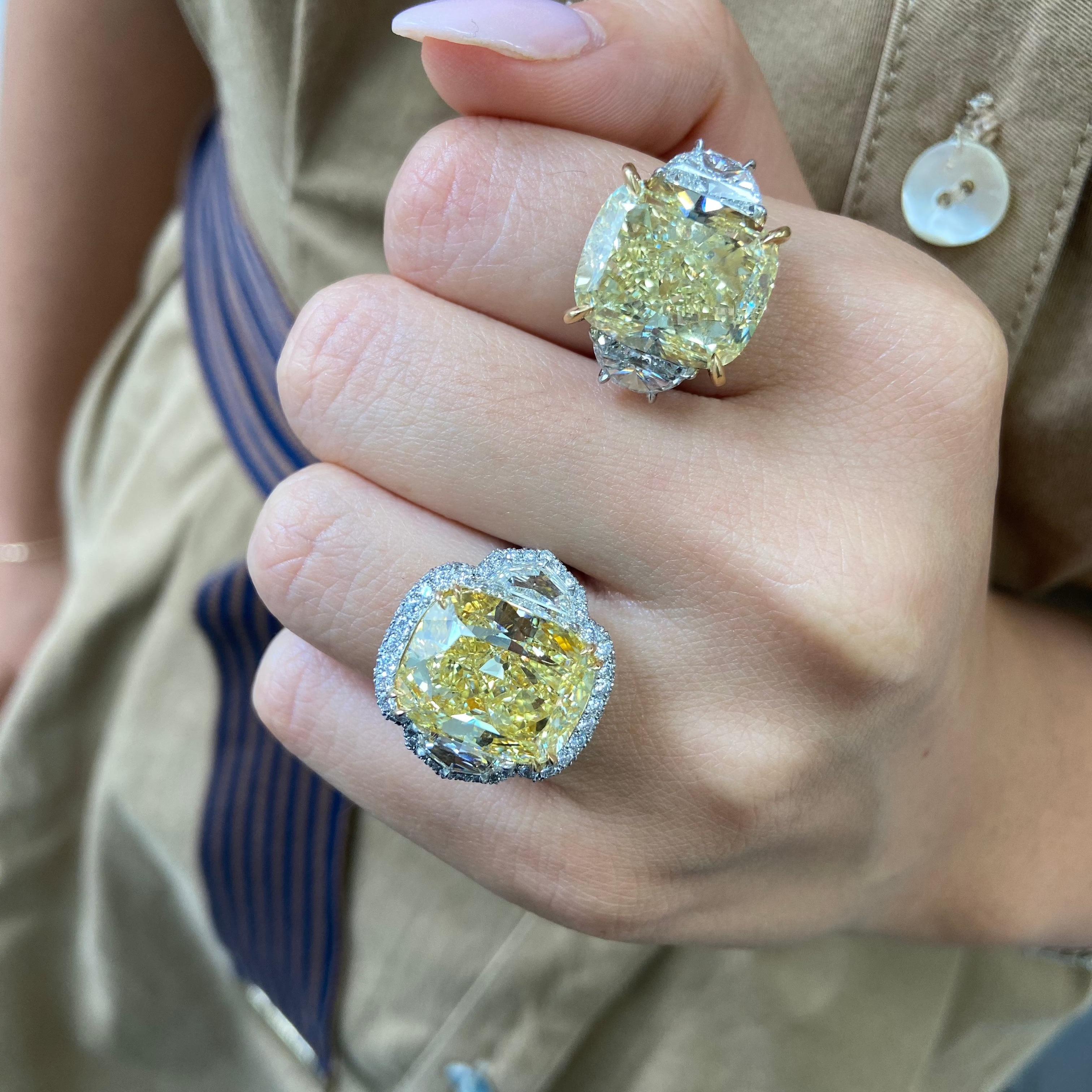 16 Karat Fancy Gelber Diamant-Ring mit länglichem Kissenschliff und drei Steinen im Zustand „Neu“ im Angebot in New York, NY