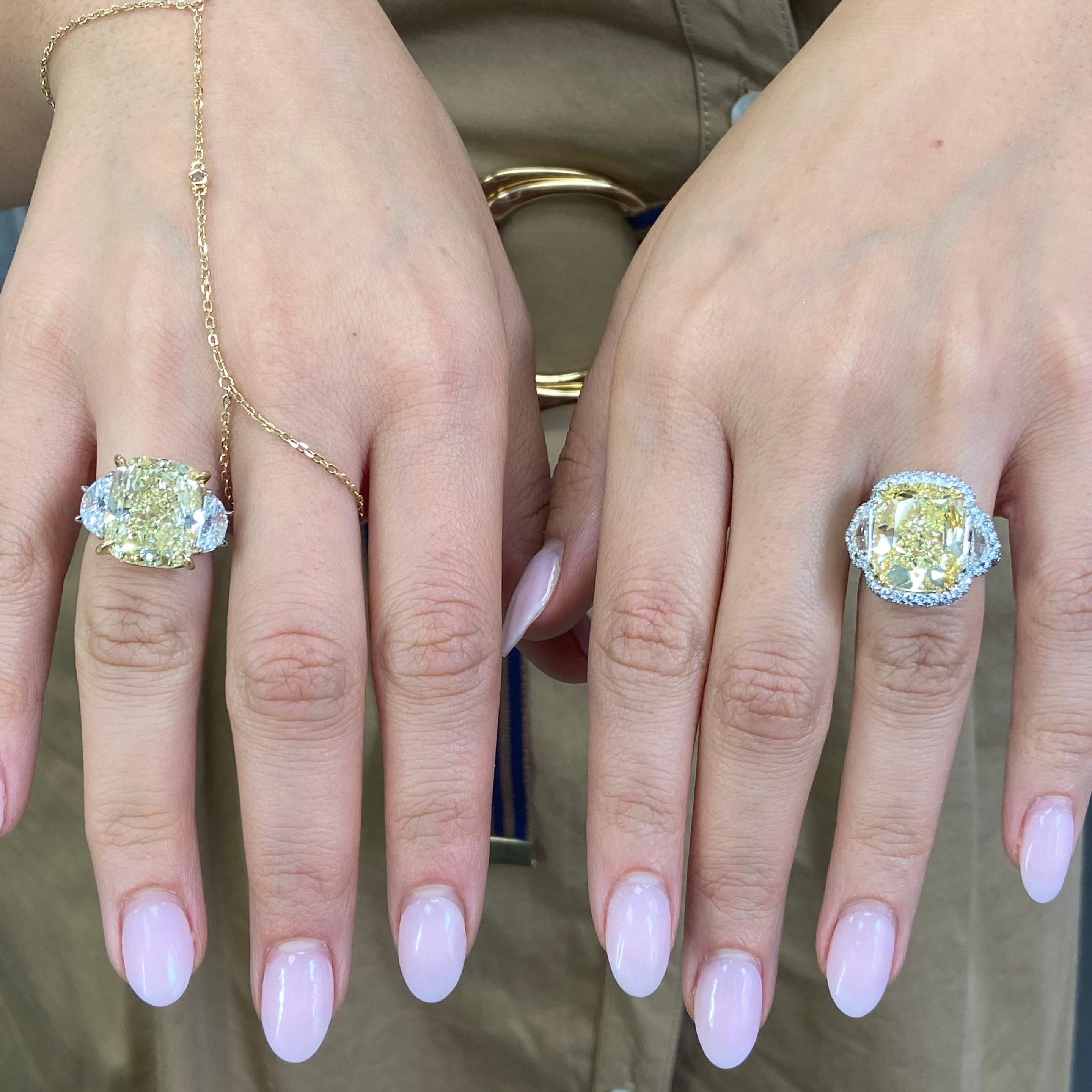 16 Karat Fancy Gelber Diamant-Ring mit länglichem Kissenschliff und drei Steinen Damen im Angebot