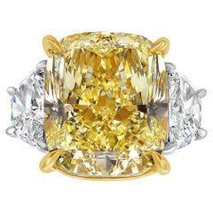 Anello con tre pietre a cuscino allungato con diamante giallo da 16 carati