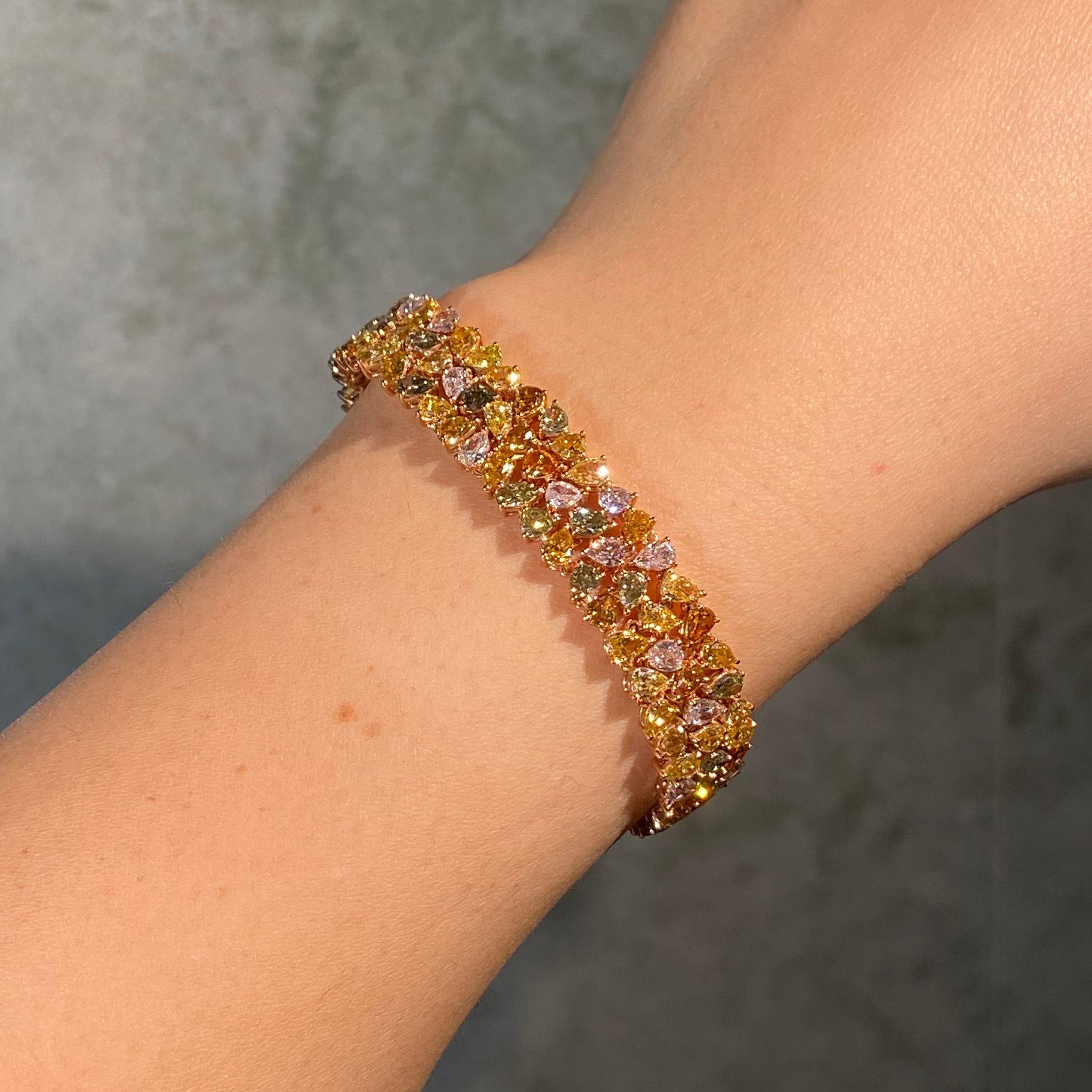 Pulsera de tres filas de diamantes de color fantasía mezclados de 16 quilates Moderno en venta