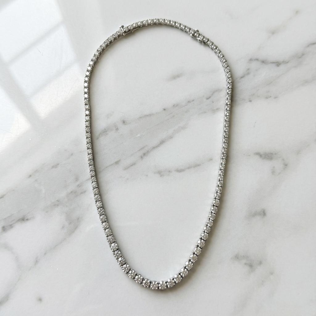 Ce collier saisissant met en valeur environ 16 carats de diamants naturels ronds de taille brillant, sertis dans de l'or blanc 14k radieux. 

Chaque pierre est sertie individuellement dans un design continu de type 