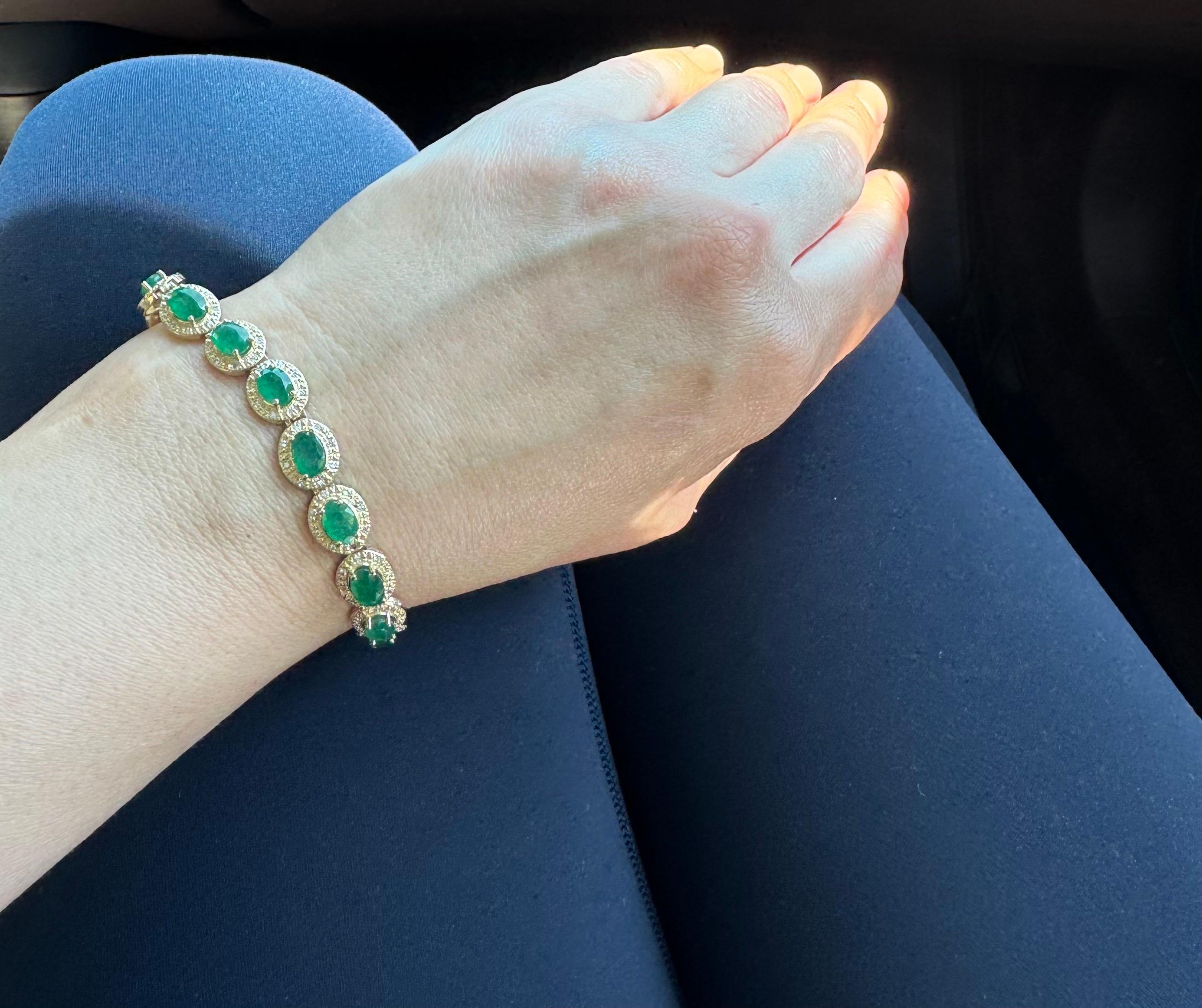 16 quilates  Pulsera de tenis de esmeraldas y diamantes talla ovalada Oro amarillo 14 kilates en venta 11