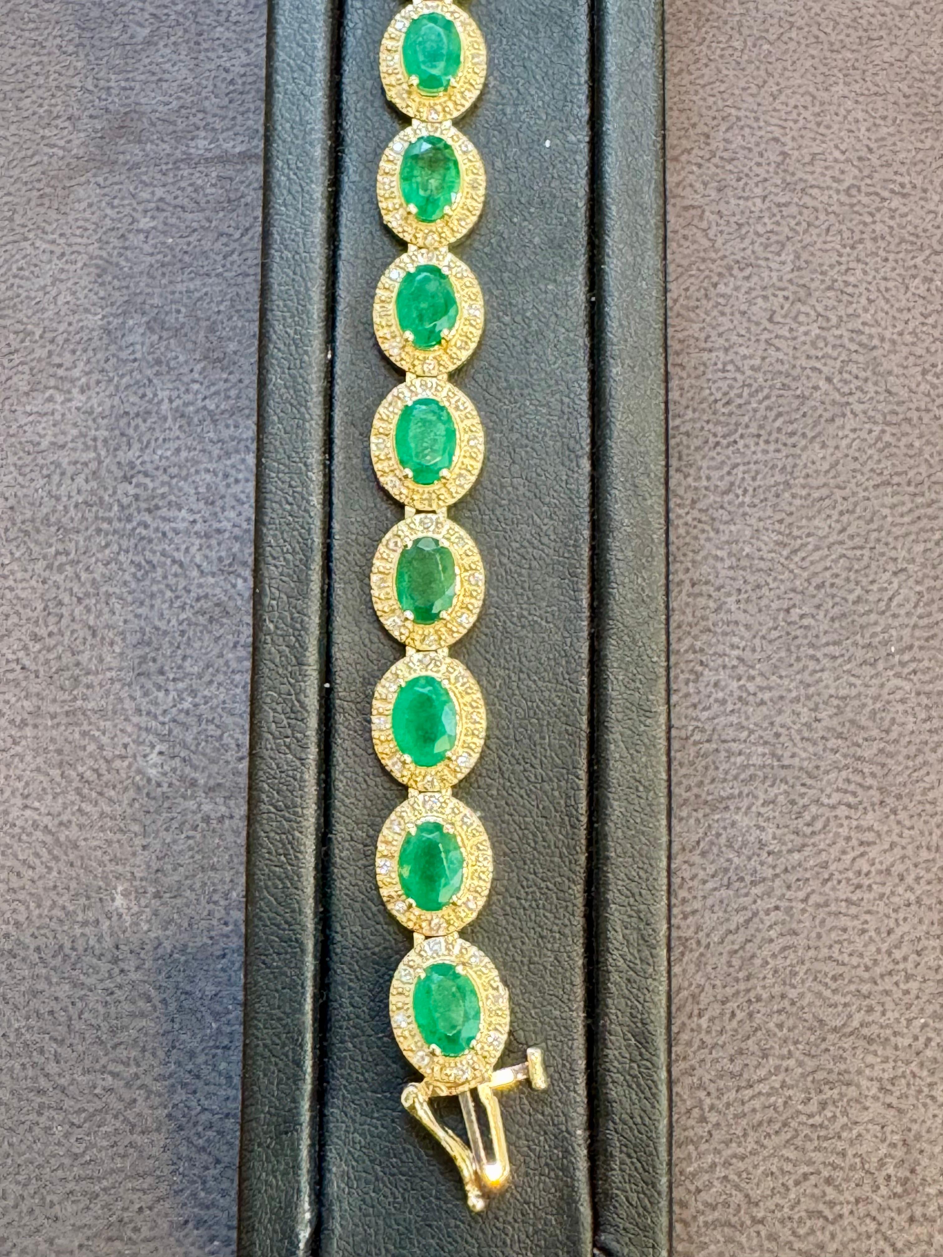 Aproximadamente 16 quilates ovalados  corte Esmeraldas y Diamantes Pulsera de Tenis 14 Kilates Oro Amarillo 7 Pulgadas
Esta pulsera de tenis excepcionalmente asequible tiene 16 piedras de esmeraldas naturales de talla ovalada
Las esmeraldas son
