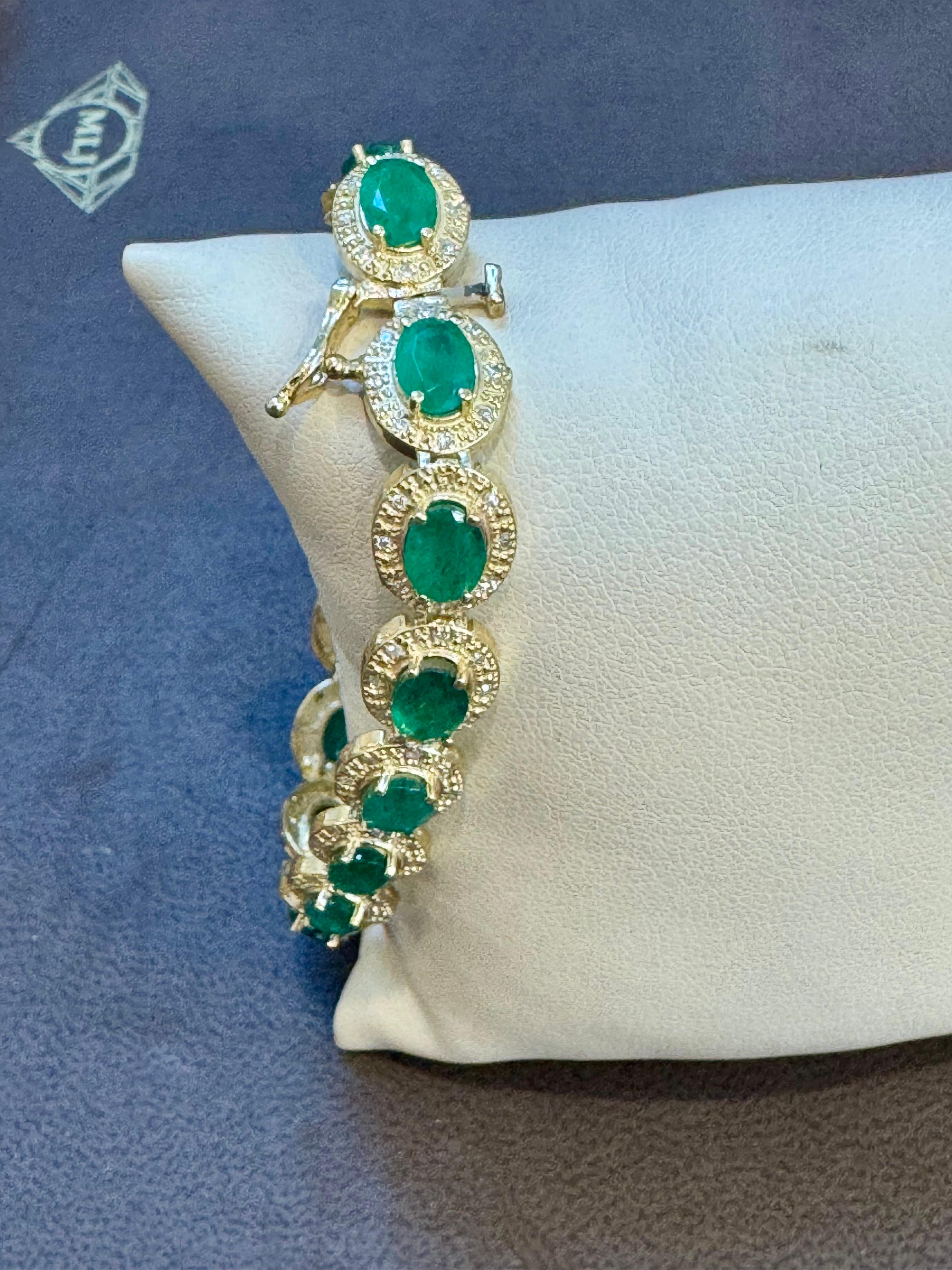 16 quilates  Pulsera de tenis de esmeraldas y diamantes talla ovalada Oro amarillo 14 kilates en Excelente estado para la venta en New York, NY