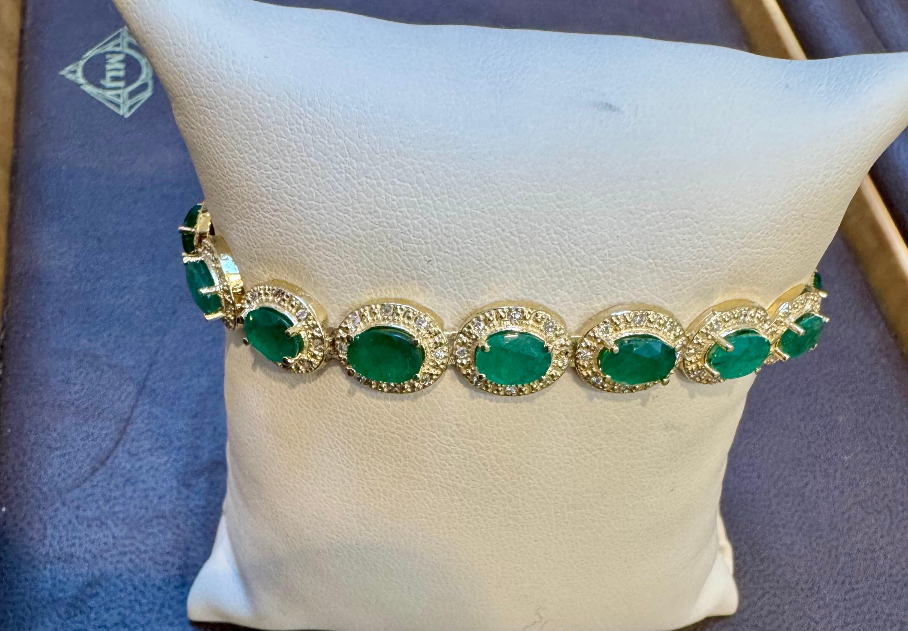 16 quilates  Pulsera de tenis de esmeraldas y diamantes talla ovalada Oro amarillo 14 kilates en venta 1