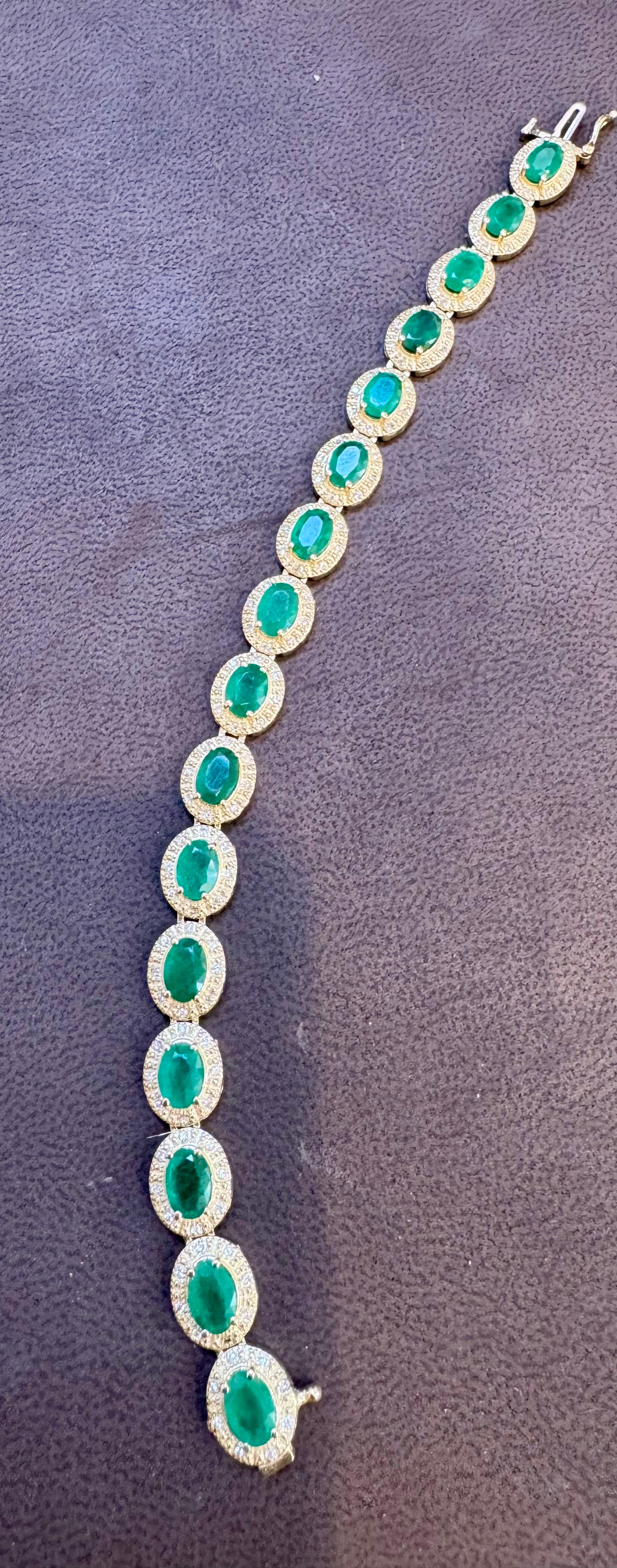 16 quilates  Pulsera de tenis de esmeraldas y diamantes talla ovalada Oro amarillo 14 kilates en venta 2