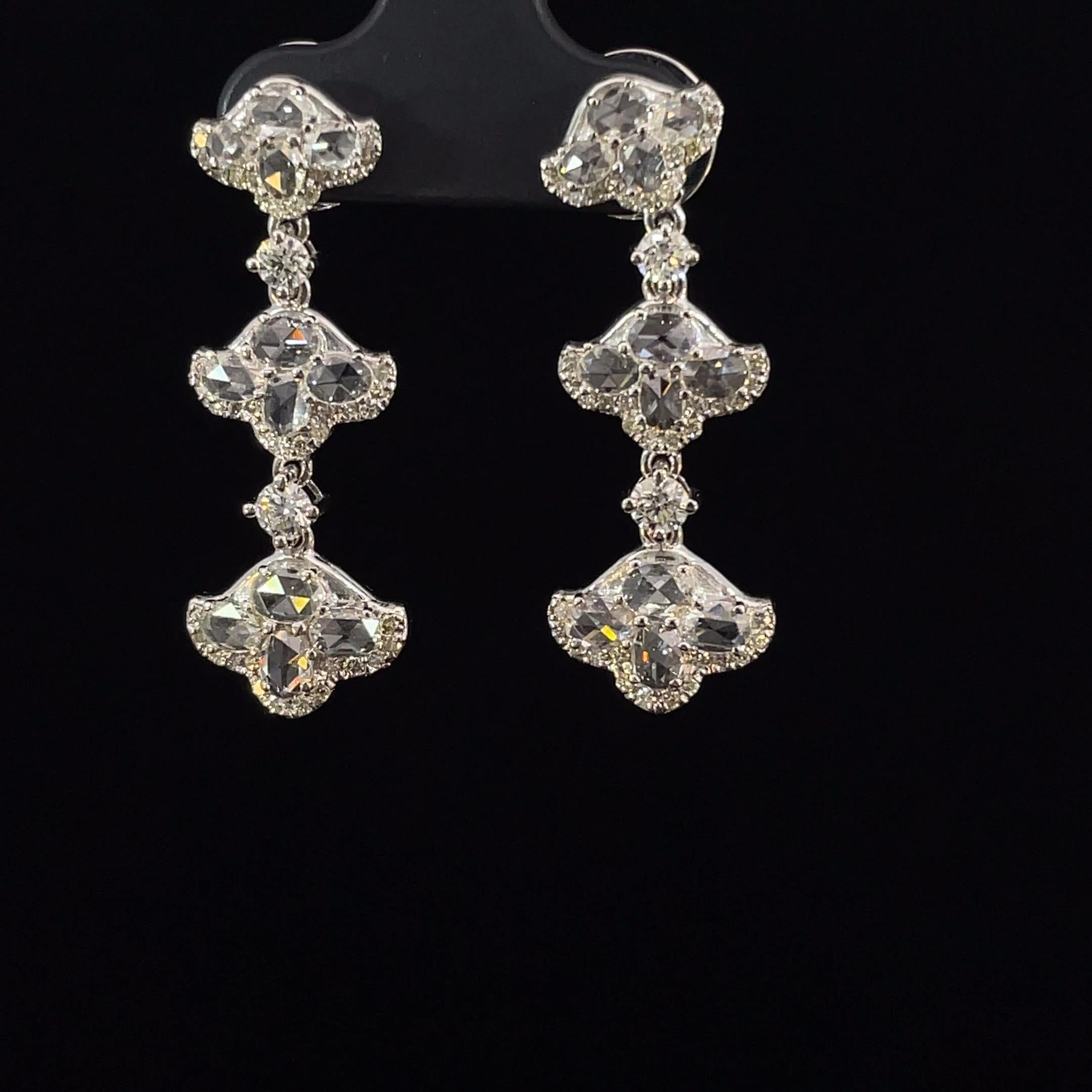 Voici nos Tulip Drops de Rosecut, un chef-d'œuvre d'inspiration botanique qui apporte une touche de beauté naturelle à votre collection de bijoux. Ces boucles d'oreilles exquises présentent un total de 0,79 carats de diamants de taille ronde,