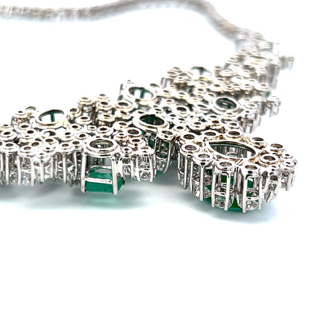 Collar de diamantes redondos y brillantes de 16 quilates y esmeraldas de 10,50 quilates en oro de 18 quilates en Bueno estado para la venta en New York, NY