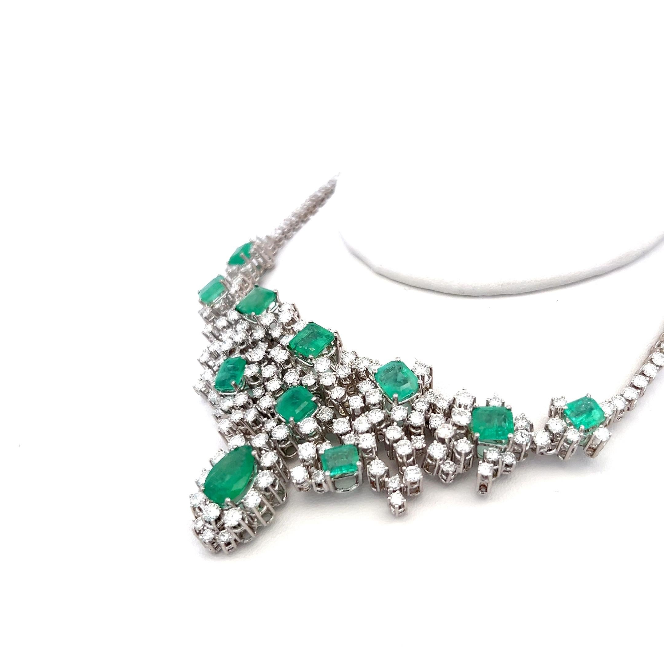 De las mujeres Collar de diamantes redondos y brillantes de 16 quilates y esmeraldas de 10,50 quilates en oro de 18 quilates en venta