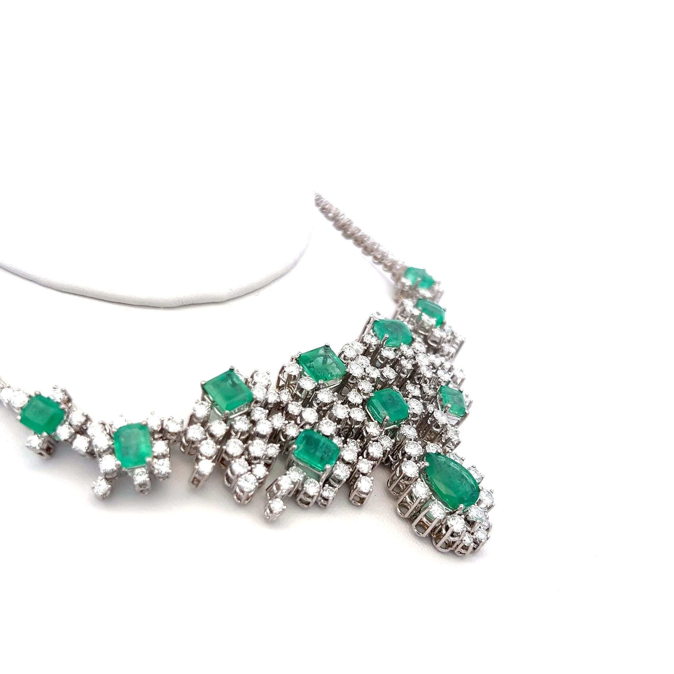 Collar de diamantes redondos y brillantes de 16 quilates y esmeraldas de 10,50 quilates en oro de 18 quilates en venta 1