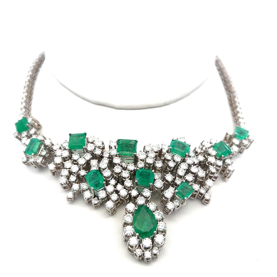 Collar de diamantes redondos y brillantes de 16 quilates y esmeraldas de 10,50 quilates en oro de 18 quilates en venta 3
