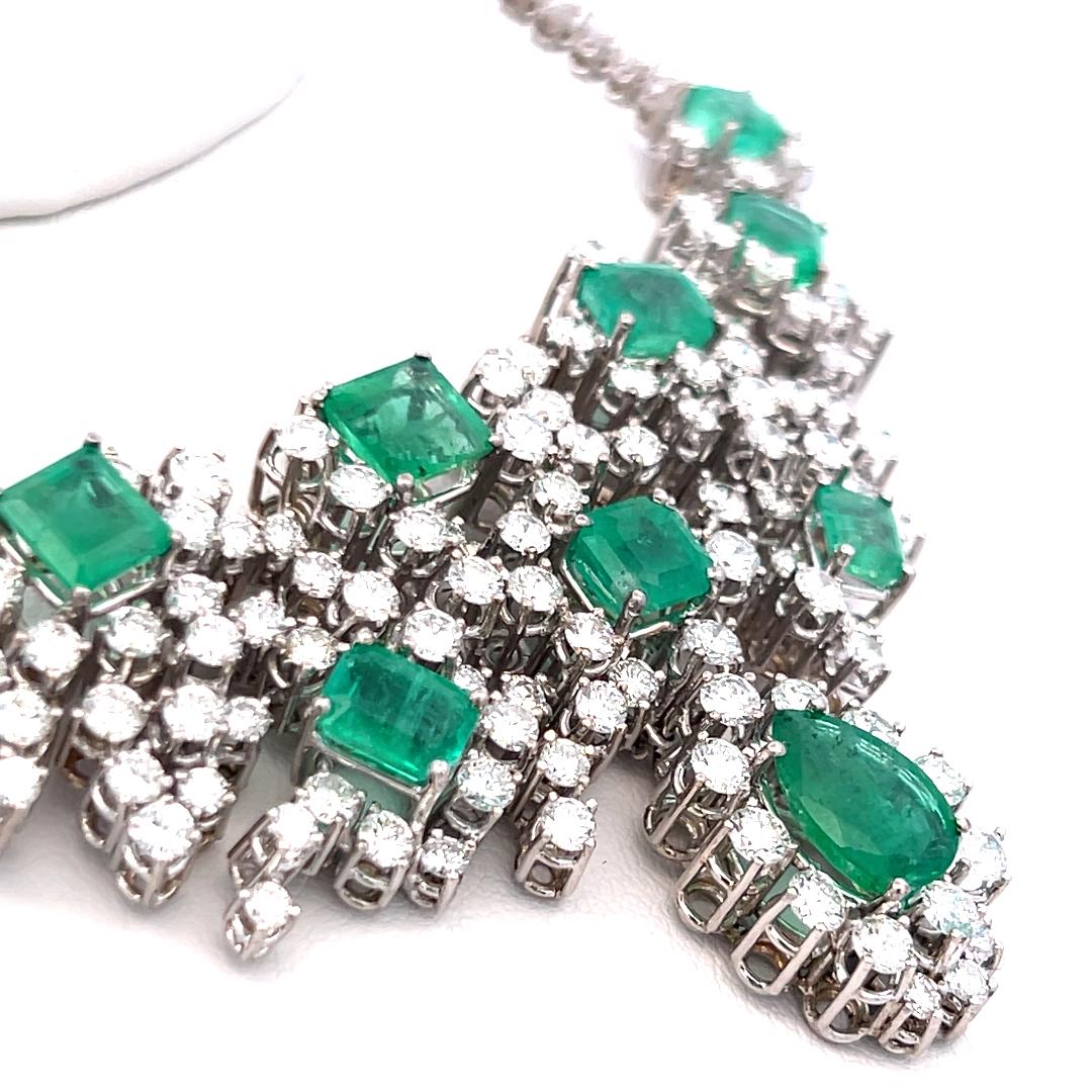 Collar de diamantes redondos y brillantes de 16 quilates y esmeraldas de 10,50 quilates en oro de 18 quilates en venta 4