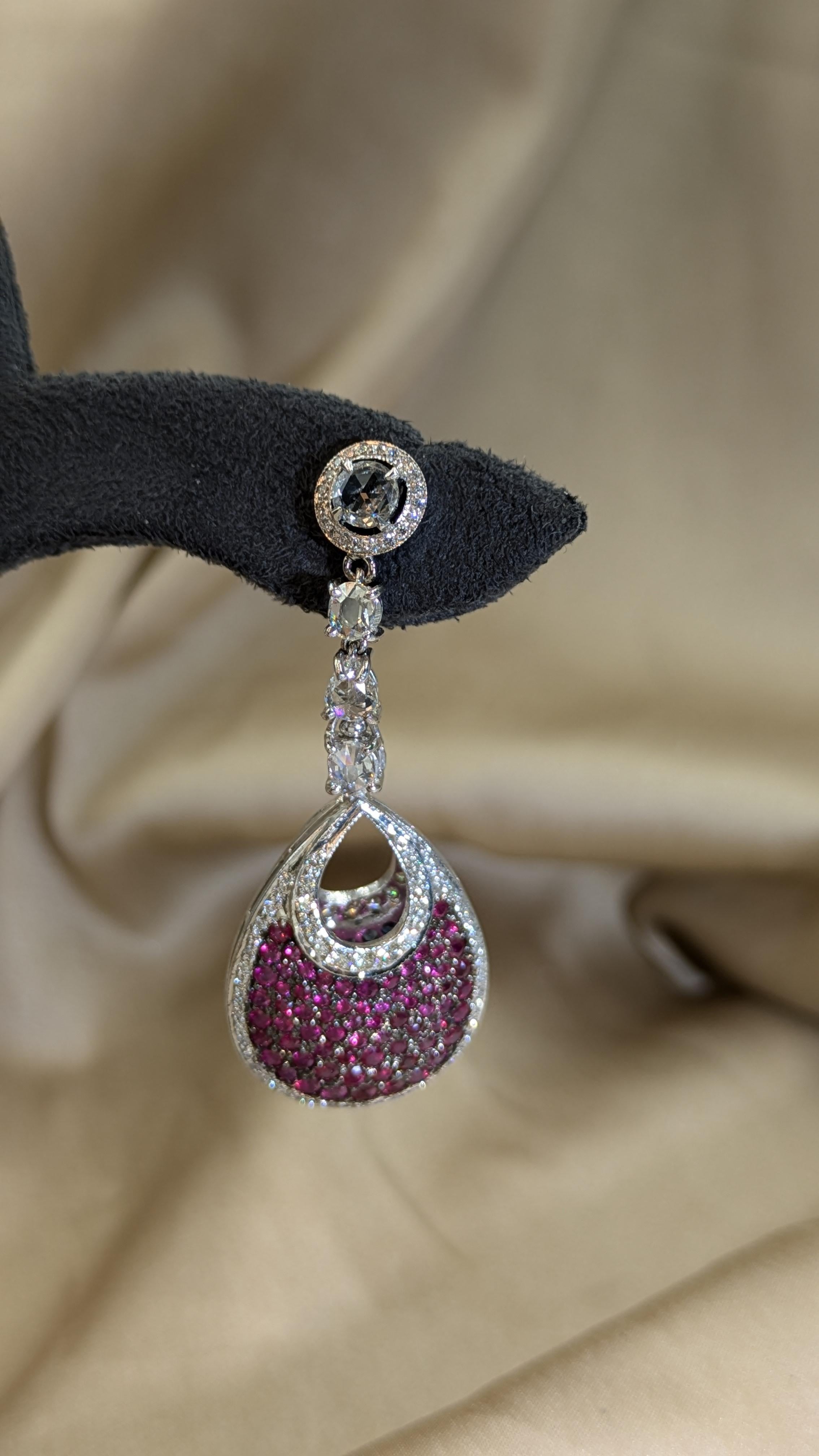 Boucles d'oreilles en or 18 carats double couleur avec rubis de 16 carats et diamants de 4,42 carats en vente 5