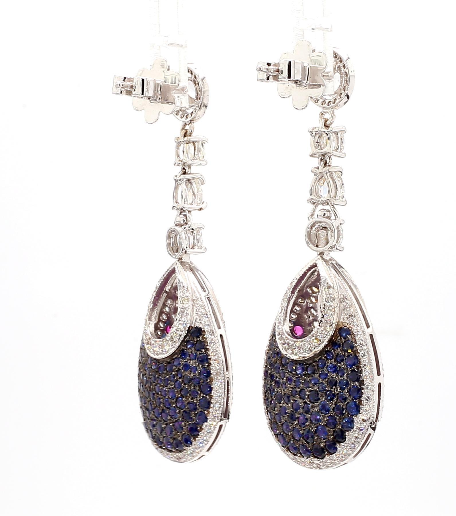 Boucles d'oreilles en or 18 carats double couleur avec rubis de 16 carats et diamants de 4,42 carats Unisexe en vente