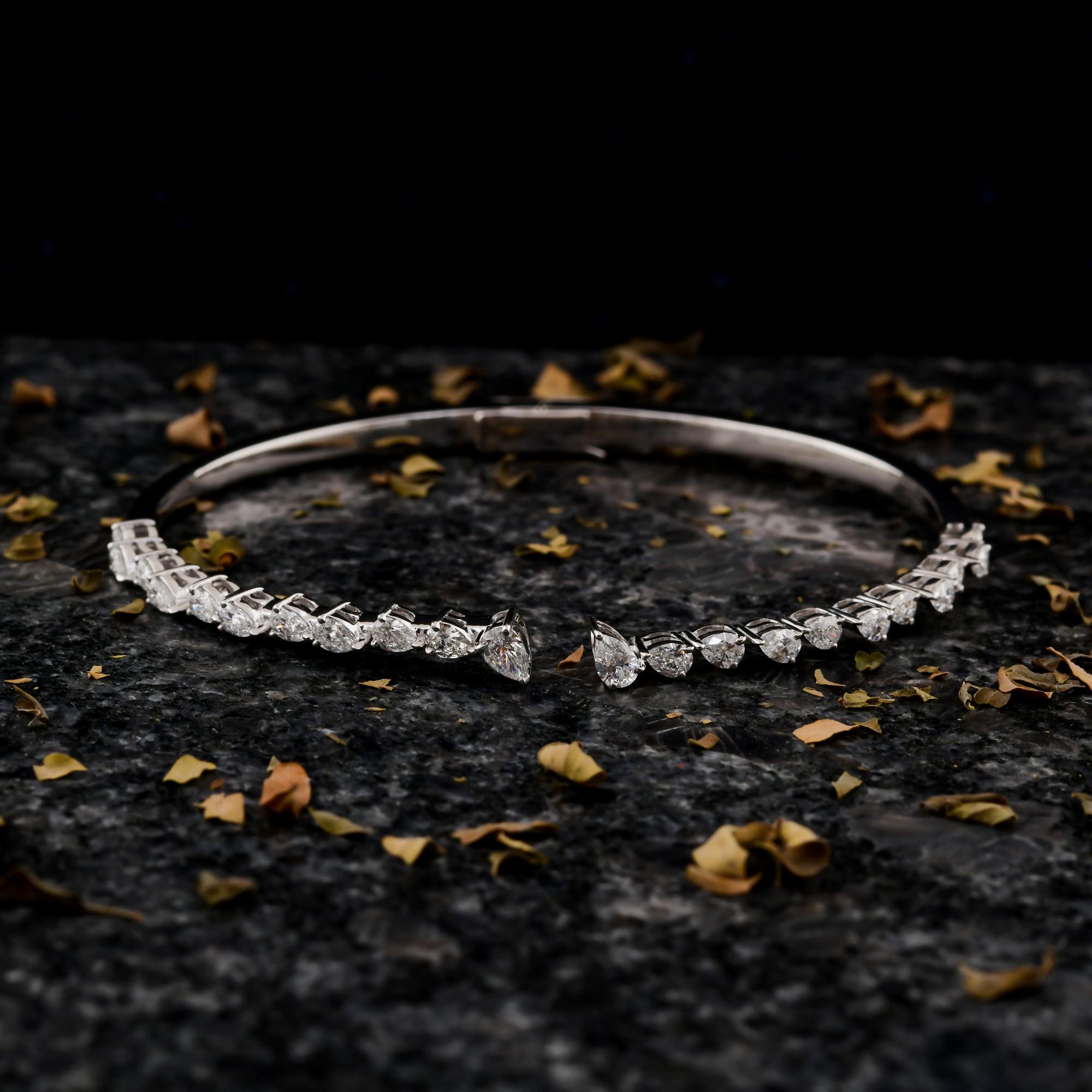 1.6 Carat SI Clarity HI Color Pear Diamond 18k White Gold Cuff Bangle Bracelet In New Condition For Sale In Diera, Dubai